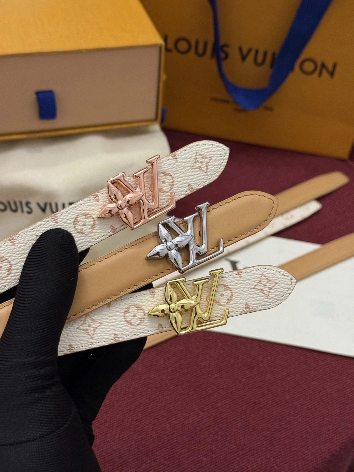 特p15130 2.0 Louis Vuitton(ルイ・ヴィトン / LV) Bloomベルト定番になりそうなLouis Vuitton(ルイ・ヴィトン / LV)クラシックな一品。目を引くバックル巧みに融合了Louis Vuitton(ルイ・ヴィトン / LV)ロゴとMonogramフラワー柄の要素、さらにゴールドメタル素材丁寧に仕上げています。リバーシ