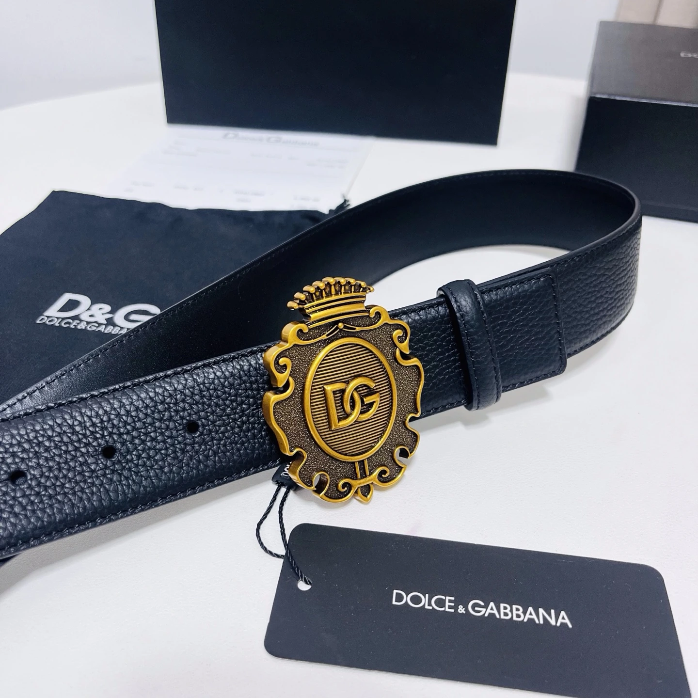 特p15145 Dolce & Gabbana(ドルチェ&ガッバーナ / DG) 新作、厳選カウレザー丁寧に仕立てたのエレガントベルト,どんなコーデにも洗練されたアクセントを添えます,カウレザーベルト、4.0cm