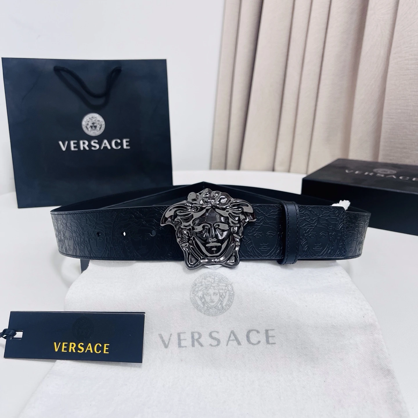 特p15120 Versace(ヴェルサーチェ)、新作エンボスベルトを備えた目を引くメドゥーサヘッドバックル、どんなコーデにも立体感のある上品なアクセントを添えます。4.0cm幅