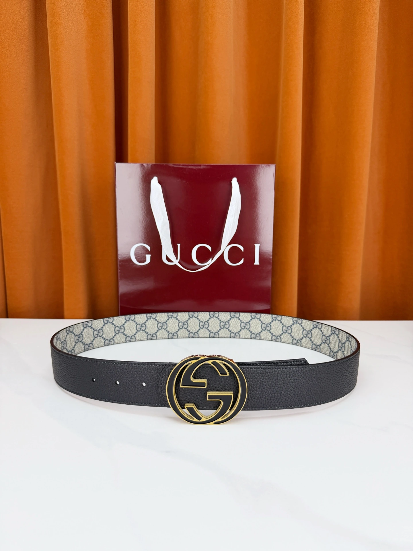 特p15140 Gucci(グッチ) 幅4.0cmリバーシブルベルト、ブランド柄面組み合わせグレインカウレザーリバーシブルデザイン、ラウンド型インターロッキングGGメタルバックル金/シルバー均選択可能、ボルドーギフトボックスリボン付きギフト仕様、上質なギフトにもおすすめ