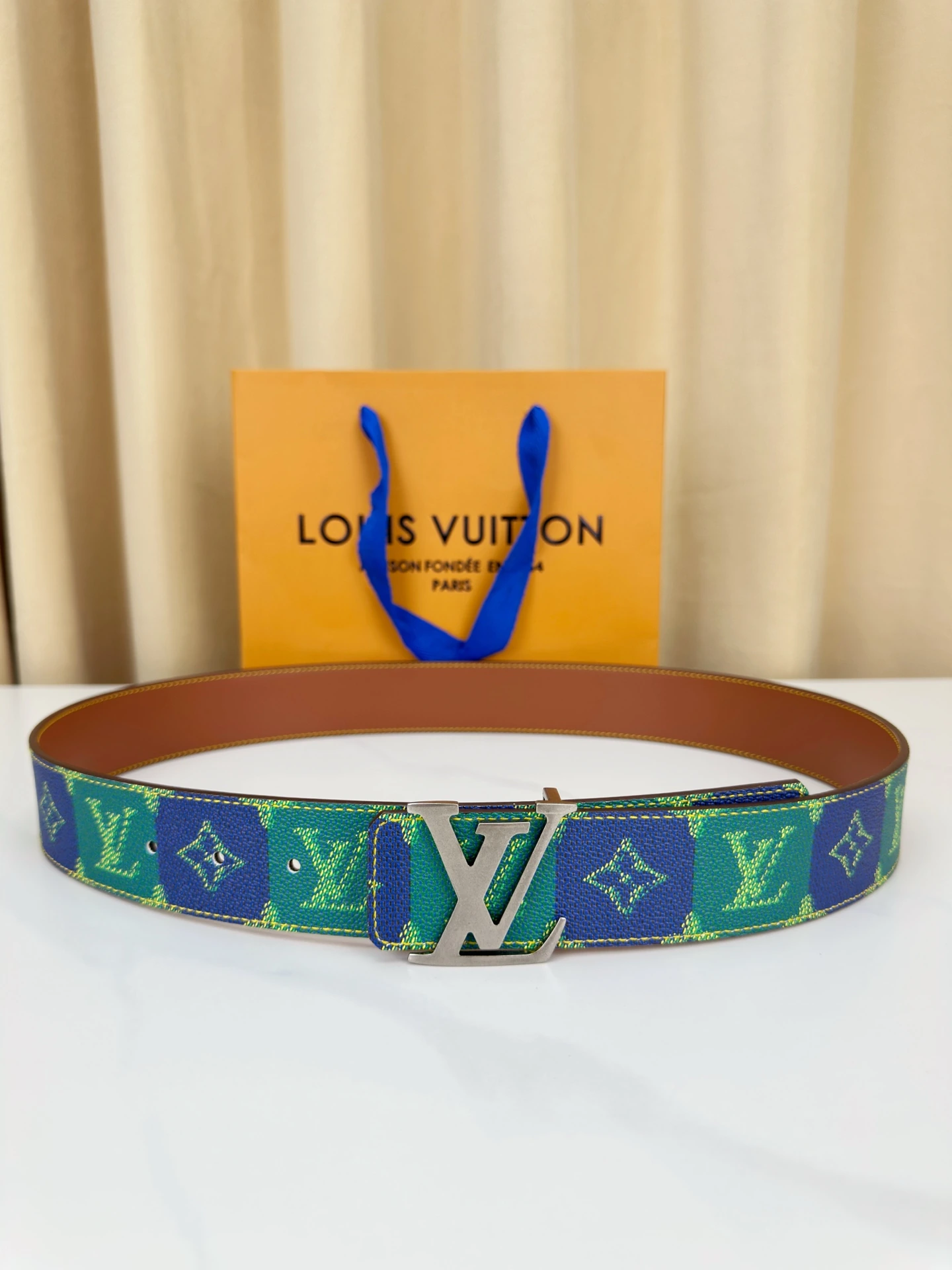 特p15135 Louis Vuitton(ルイ・ヴィトン / LV) Initiales College Monogram Heritage リバーシブルベルト以きめ細かなチェック表現 Monogram コーティングキャンバス片面、反転即現素净皮革。亮泽バックル再度印証ブランド精湛匠艺