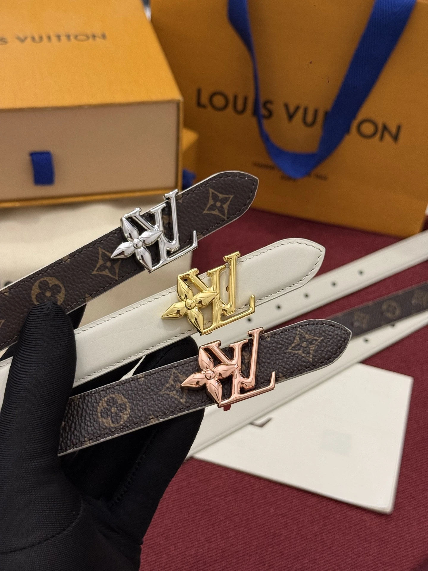 特p15130 2.0 Louis Vuitton(ルイ・ヴィトン / LV) Bloomベルト定番になりそうなLouis Vuitton(ルイ・ヴィトン / LV)クラシックな一品。目を引くバックル巧みに融合了Louis Vuitton(ルイ・ヴィトン / LV)ロゴとMonogramフラワー柄の要素、さらにゴールドメタル素材丁寧に仕上げています。リバーシ