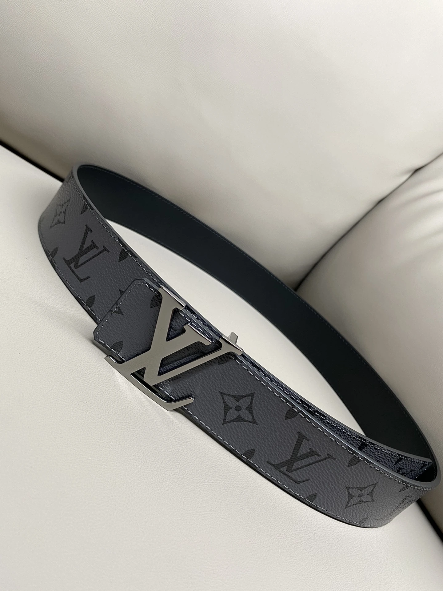 特P15120 Louis Vuitton(ルイ・ヴィトン / LV) フルセットパッケージ 40mm幅 一体成型仕様メタルパーツスチールバックル、工場仕様レザー リバーシブル工場特注生地、 リバーシブル使用!一般流通品とは異なる仕様