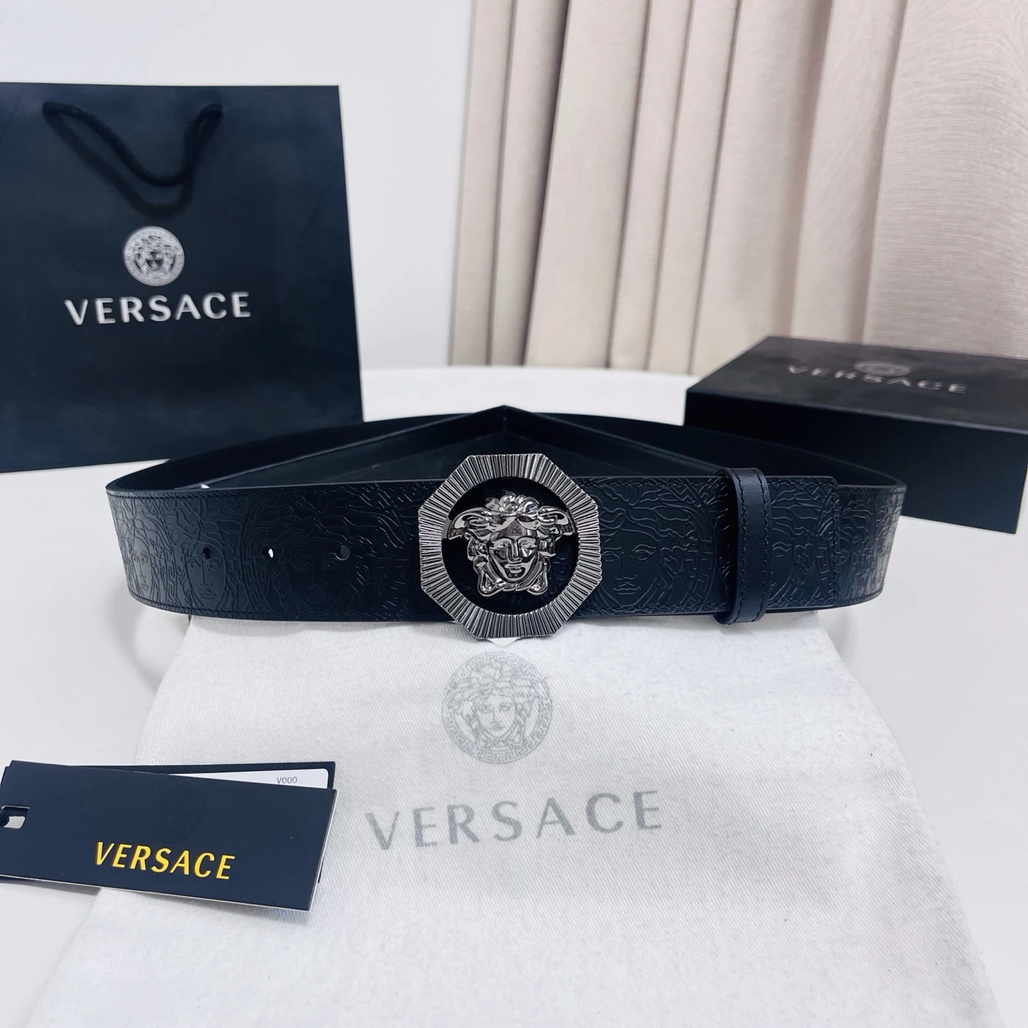 特p15125 Versace(ヴェルサーチェ)、新作エンボスベルトを備えた目を引くメドゥーサヘッドバックル、どんなコーデにも立体感のある上品なアクセントを添えます。4.0cm幅