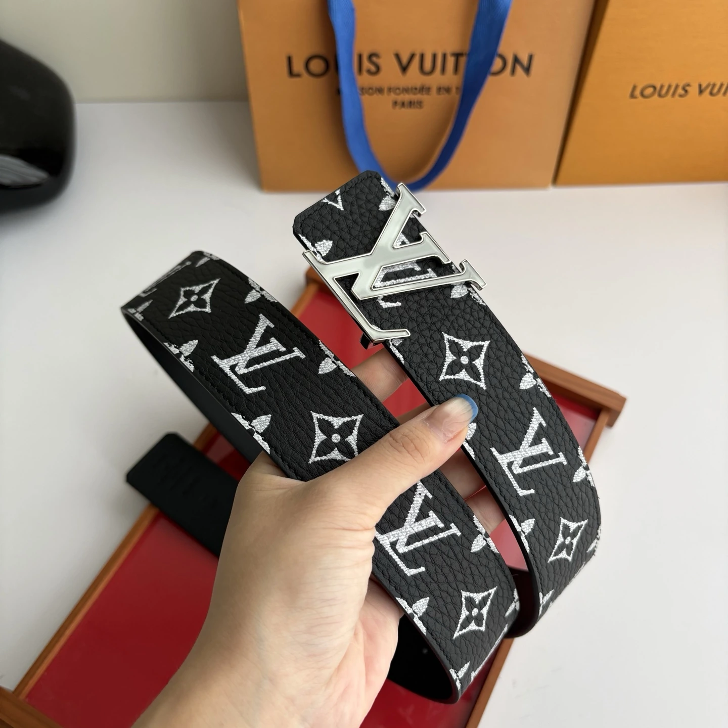 特p15140 Louis Vuitton(ルイ・ヴィトン / LV)シボ加工印花組み合わせ另片面ブラックスムース底、組み合わせ高品質フックバックル、洗練された合わせやすい、ファッショナブル上品、幅4.0cm