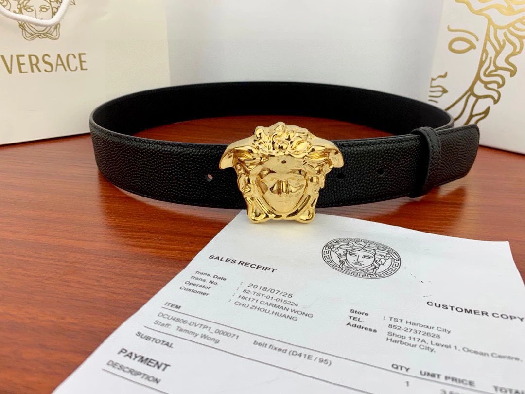 特p15150 幅4.0cm Versace(ヴェルサーチェ)新作パール調型押しレザーの裏面/リバーシブルトップグレインレザー :柔らかな手触り、このベルトを備えた目を引くメドゥーサヘッドバックル、どんなコーデにも立体感のある上品なアクセントを添えます