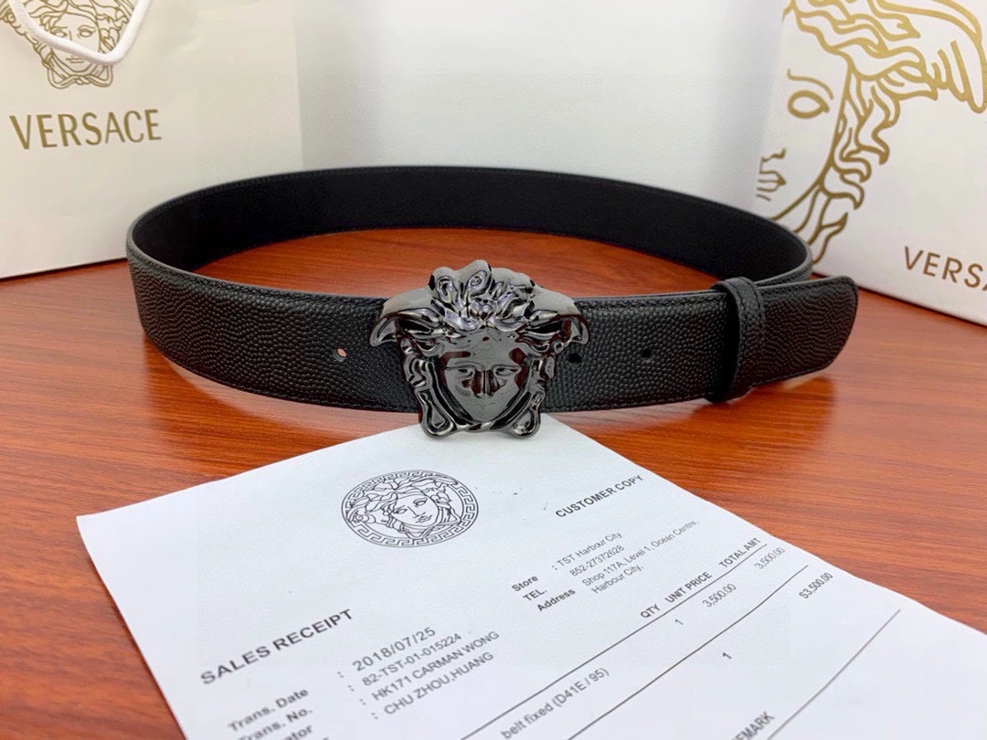 特p15150 幅4.0cm Versace(ヴェルサーチェ)新作パール調型押しレザーの裏面/リバーシブルトップグレインレザー :柔らかな手触り、このベルトを備えた目を引くメドゥーサヘッドバックル、どんなコーデにも立体感のある上品なアクセントを添えます
