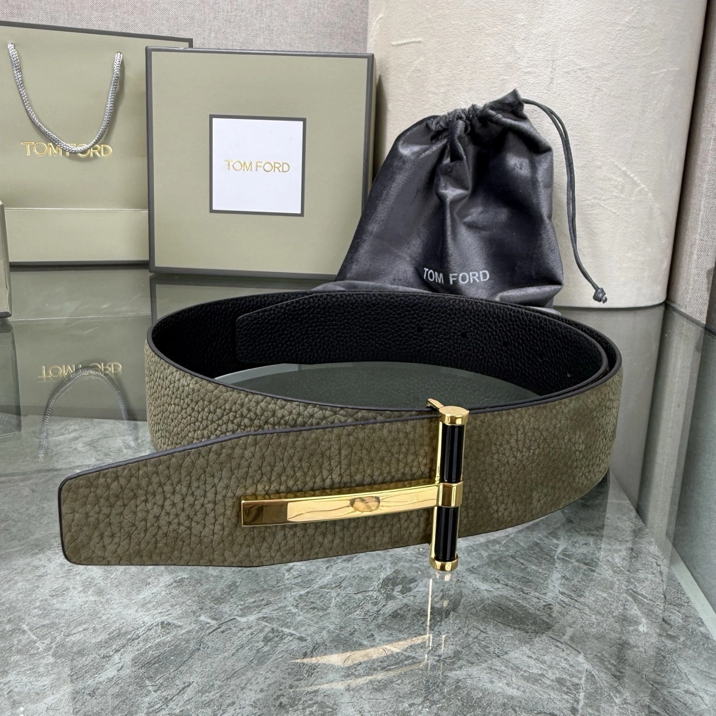 特p15150 Tom Ford(トム フォード)最新の人気モデル両面トップグレインレザーブティック同型3.8幅新作が登場、オリジナル仕様の本革、組み合わせ真鍮バックル、エレガント、上品使いやすい。転載ありがとうございます