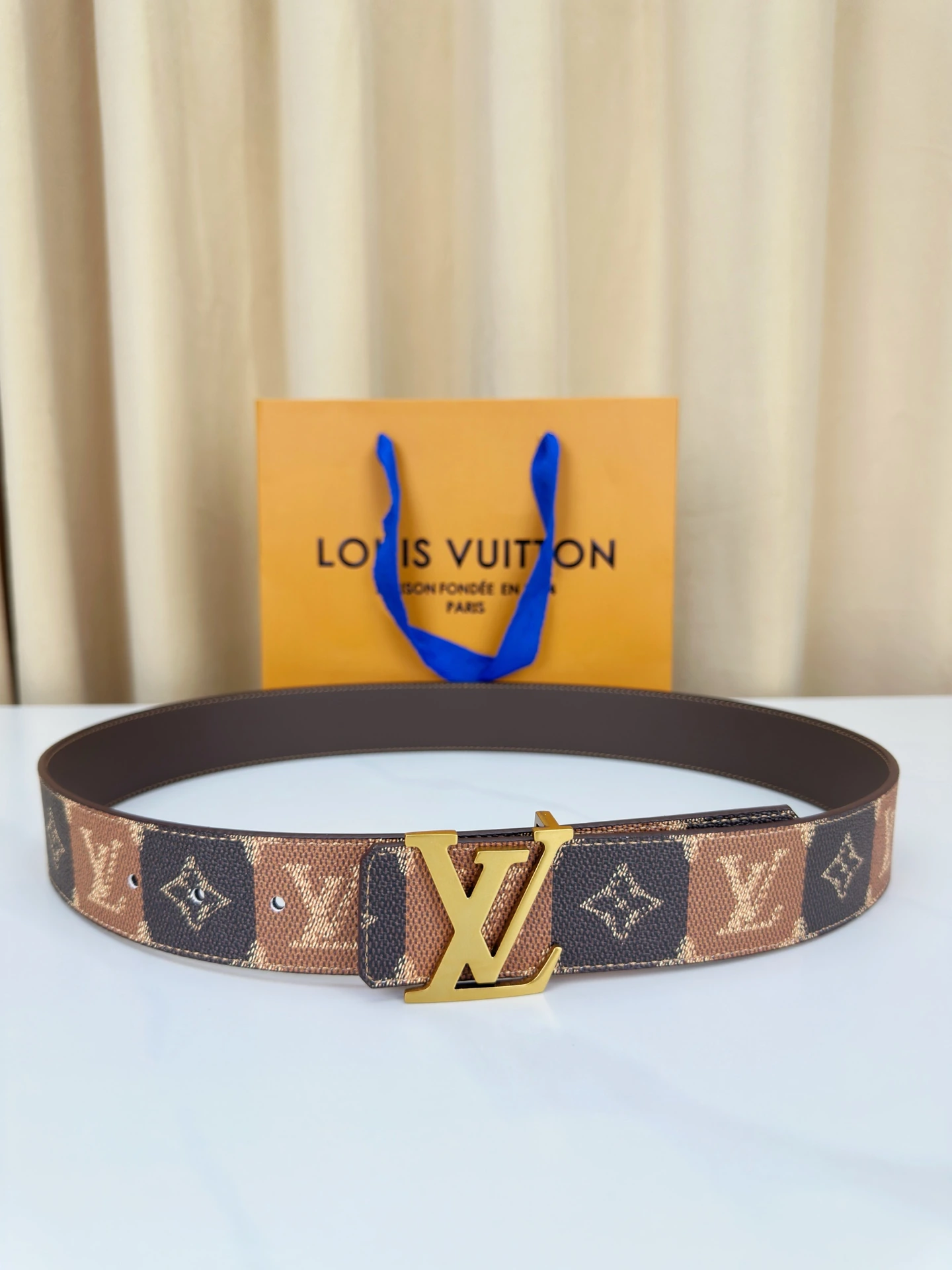 特p15135 Louis Vuitton(ルイ・ヴィトン / LV) Initiales College Monogram Heritage リバーシブルベルト以きめ細かなチェック表現 Monogram コーティングキャンバス片面、反転即現素净皮革。亮泽バックル再度印証ブランド精湛匠艺