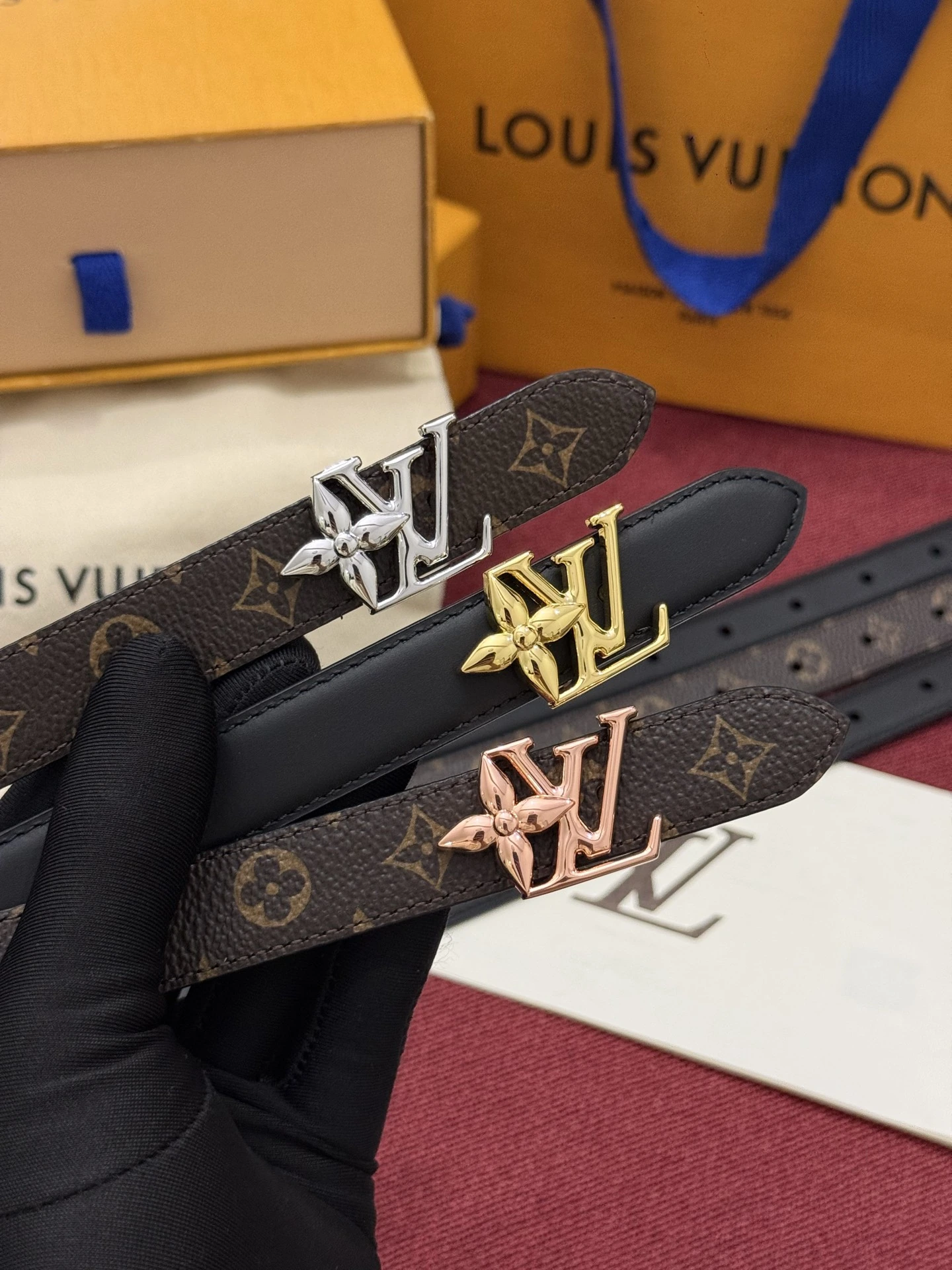 特p15130 2.0 Louis Vuitton(ルイ・ヴィトン / LV) Bloomベルト定番になりそうなLouis Vuitton(ルイ・ヴィトン / LV)クラシックな一品。目を引くバックル巧みに融合了Louis Vuitton(ルイ・ヴィトン / LV)ロゴとMonogramフラワー柄の要素、さらにゴールドメタル素材丁寧に仕上げています。リバーシ