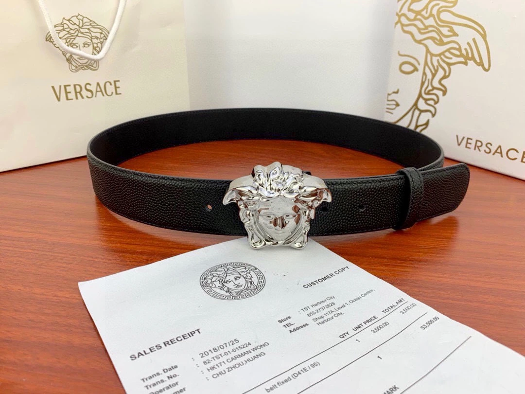 特p15150 幅4.0cm Versace(ヴェルサーチェ)新作パール調型押しレザーの裏面/リバーシブルトップグレインレザー :柔らかな手触り、このベルトを備えた目を引くメドゥーサヘッドバックル、どんなコーデにも立体感のある上品なアクセントを添えます