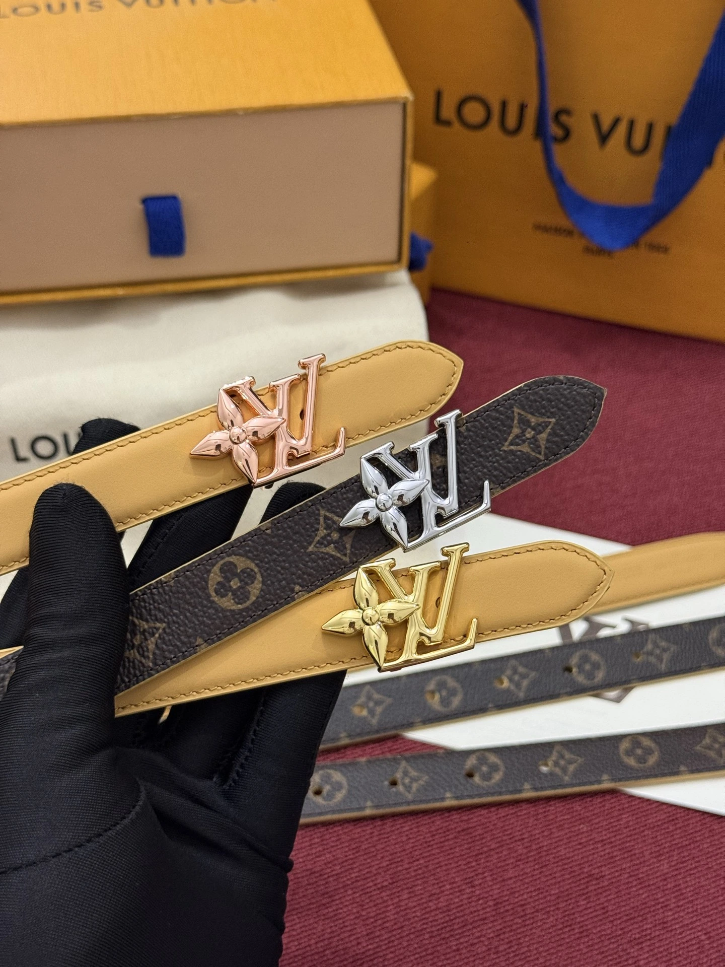 特p15130 2.0 Louis Vuitton(ルイ・ヴィトン / LV) Bloomベルト定番になりそうなLouis Vuitton(ルイ・ヴィトン / LV)クラシックな一品。目を引くバックル巧みに融合了Louis Vuitton(ルイ・ヴィトン / LV)ロゴとMonogramフラワー柄の要素、さらにゴールドメタル素材丁寧に仕上げています。リバーシ