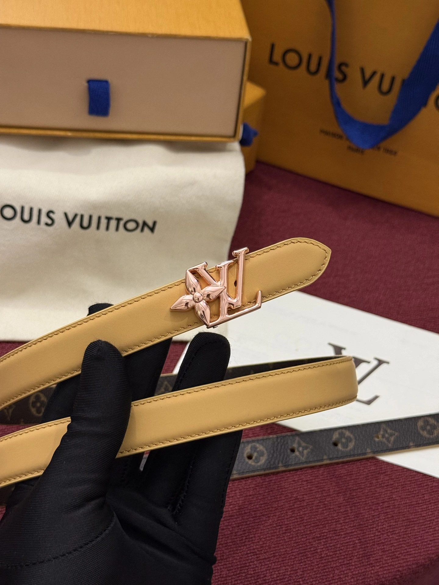 特p15130 2.0 Louis Vuitton(ルイ・ヴィトン / LV) Bloomベルト定番になりそうなLouis Vuitton(ルイ・ヴィトン / LV)クラシックな一品。目を引くバックル巧みに融合了Louis Vuitton(ルイ・ヴィトン / LV)ロゴとMonogramフラワー柄の要素、さらにゴールドメタル素材丁寧に仕上げています。リバーシ
