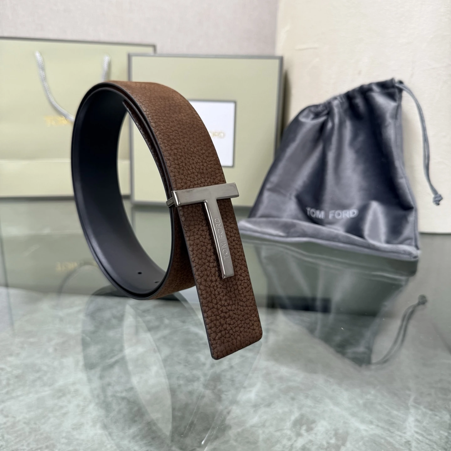特p15145 Tom Ford(トム フォード)最新の人気モデル両面トップグレインレザーブティック同型3.8幅新作が登場、オリジナル仕様の本革、組み合わせ真鍮バックル、エレガント、上品使いやすい。転載ありがとうございます