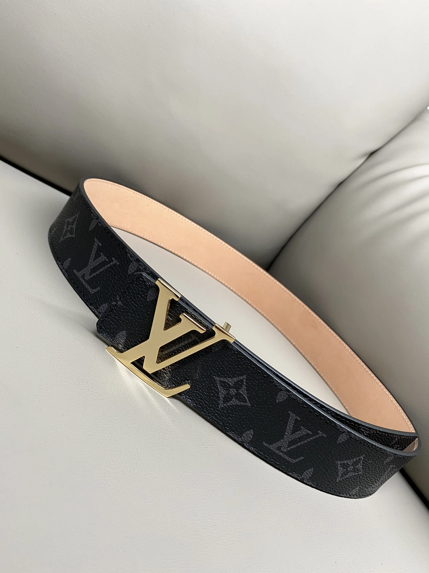 特P15120 Louis Vuitton(ルイ・ヴィトン / LV) フルセットパッケージ 40mm幅 一体成型仕様メタルパーツスチールバックル、工場仕様レザー リバーシブル工場特注生地。!一般流通品とは異なる仕様