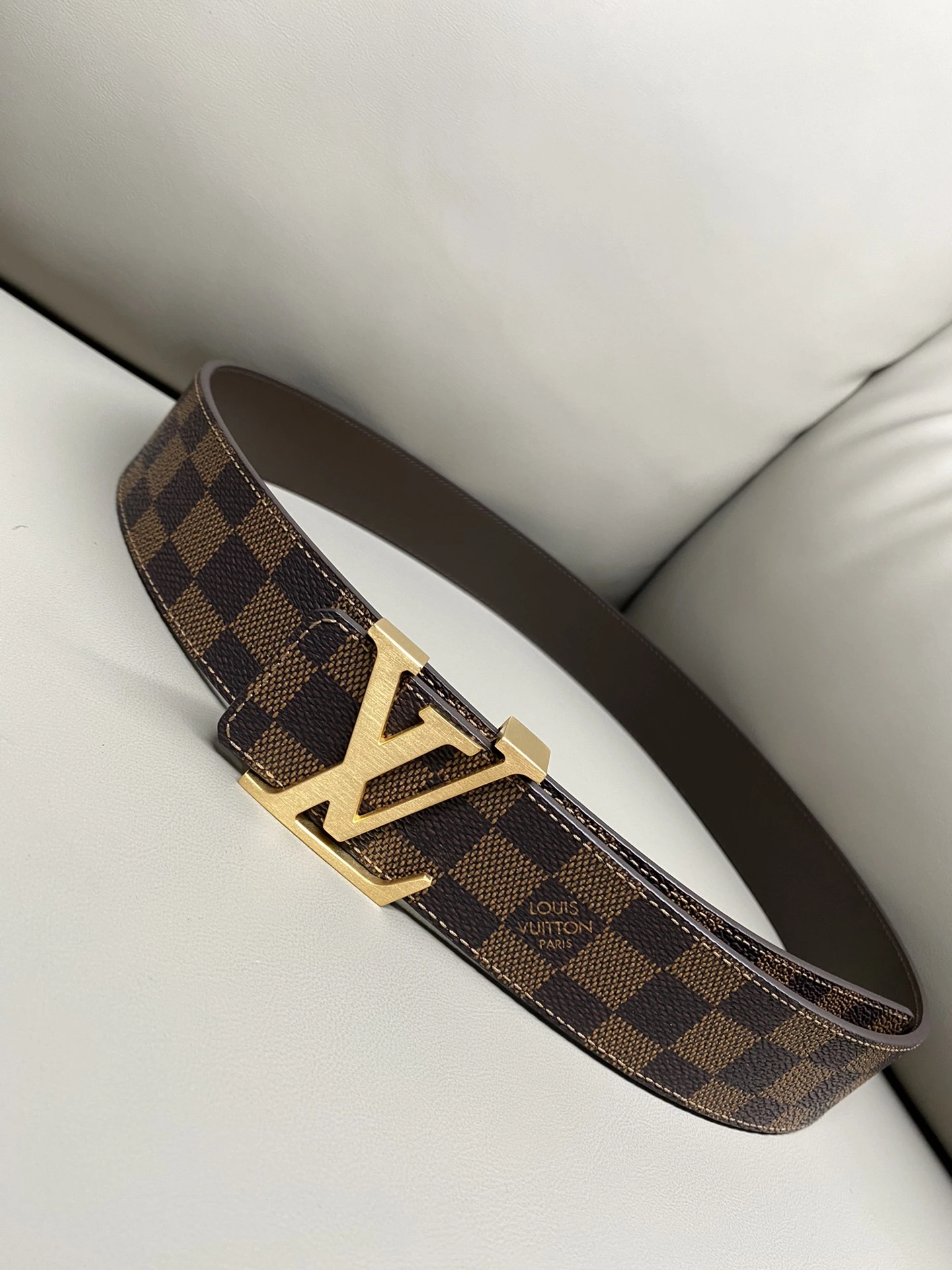 特P15120 Louis Vuitton(ルイ・ヴィトン / LV) フルセットパッケージ 40mm幅 一体成型仕様メタルパーツスチールバックル、工場仕様レザー リバーシブル工場特注生地!。一般流通品とは異なる仕様