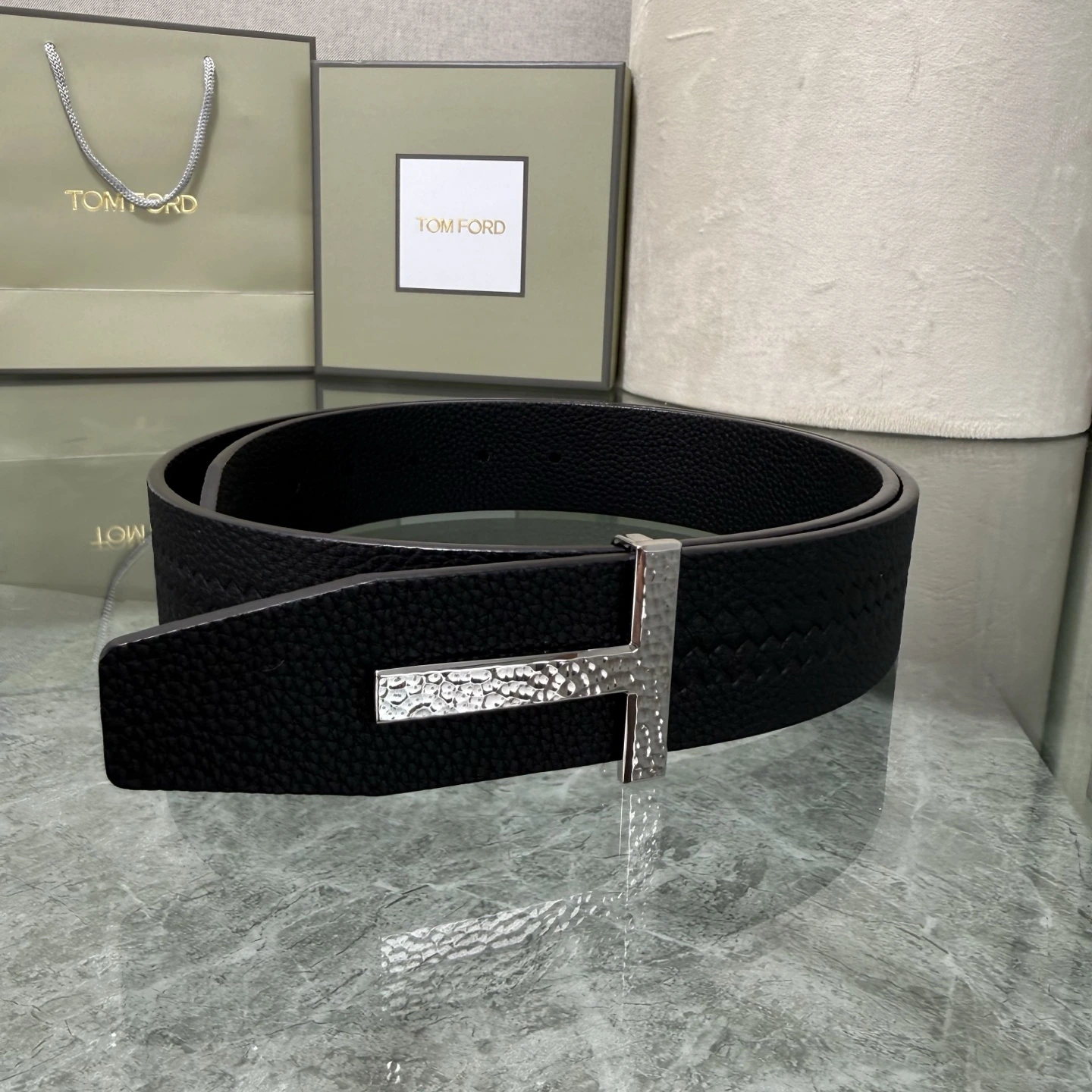 特p15150 Tom Ford(トム フォード)最新の人気モデル両面トップグレインレザーブティック同型3.8幅新作が登場、オリジナル仕様の本革、組み合わせ真鍮バックル、エレガント、上品使いやすい。転載ありがとうございます