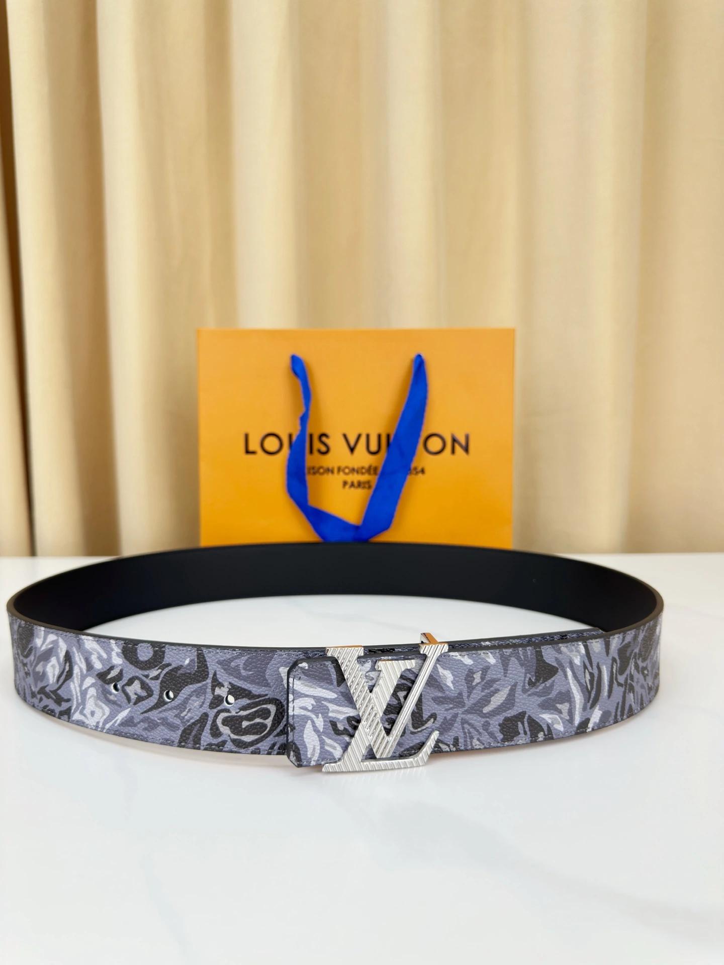 特p15140 【Louis Vuitton(ルイ・ヴィトン / LV) 4.0幅高品質スチールバックルベルト】4.0cmワイドデザイン、绿/灰迷彩コーティングキャンバス。メタル質感Louis Vuitton(ルイ・ヴィトン / LV)ロゴスチールバックル、両面使用可能皮革、組み合わせクラシックオレンジギフトボックス。ビジネスカジュアル皆宜、引き立てる個性の