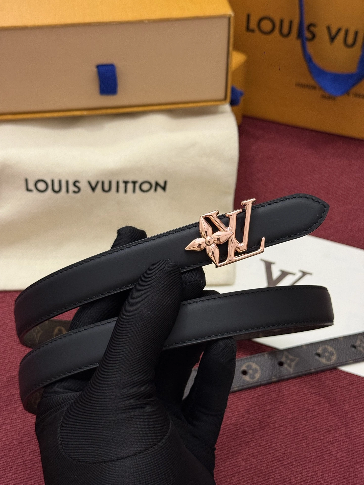 特p15130 2.0 Louis Vuitton(ルイ・ヴィトン / LV) Bloomベルト定番になりそうなLouis Vuitton(ルイ・ヴィトン / LV)クラシックな一品。目を引くバックル巧みに融合了Louis Vuitton(ルイ・ヴィトン / LV)ロゴとMonogramフラワー柄の要素、さらにゴールドメタル素材丁寧に仕上げています。リバーシ