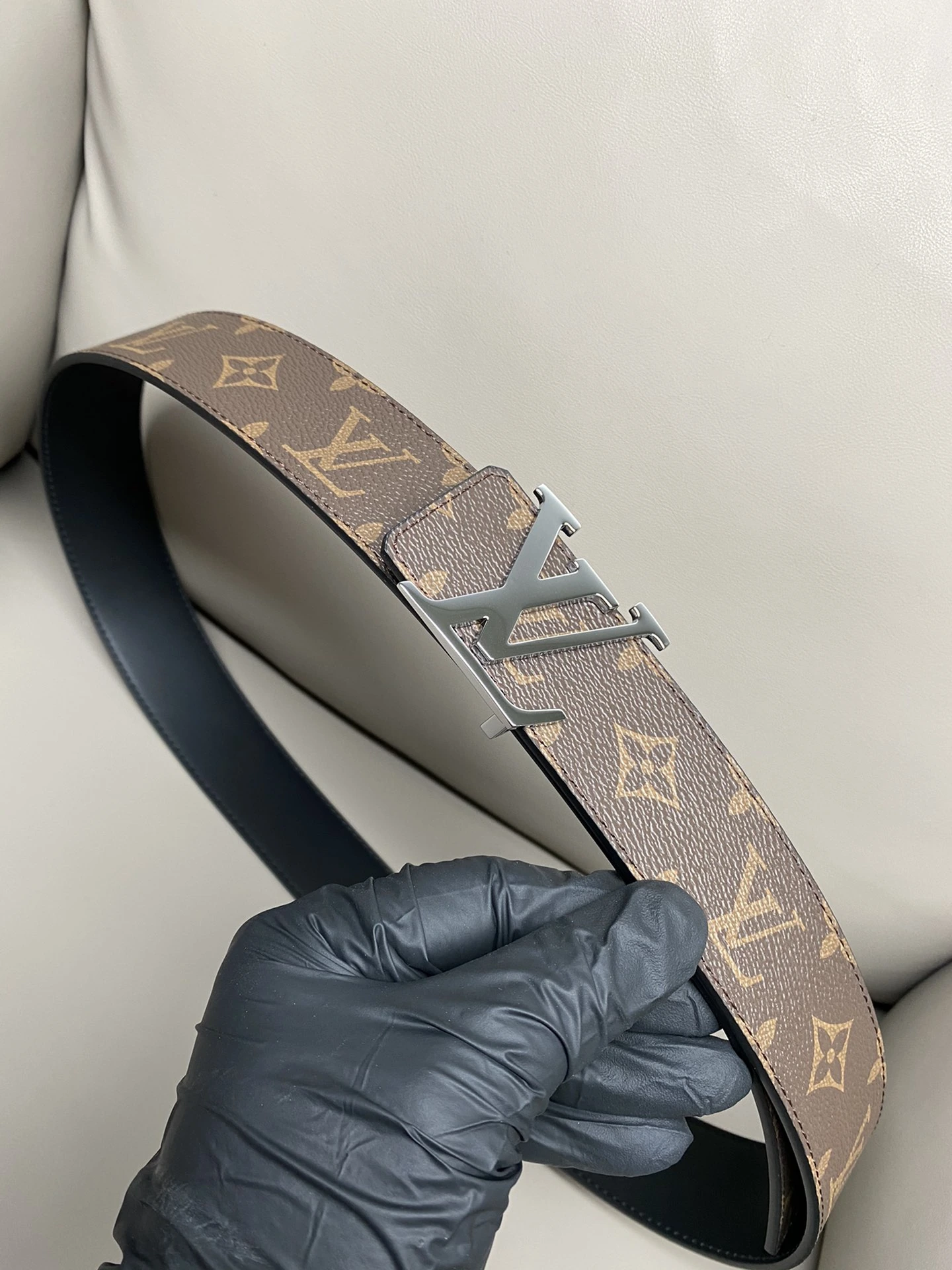 特p15120 Louis Vuitton(ルイ・ヴィトン / LV) フルセットパッケージ 40mm幅 一体成型仕様メタルパーツスチールバックル、工場仕様レザー リバーシブル工場特注生地、 リバーシブル使用!一般流通品とは異なる仕様