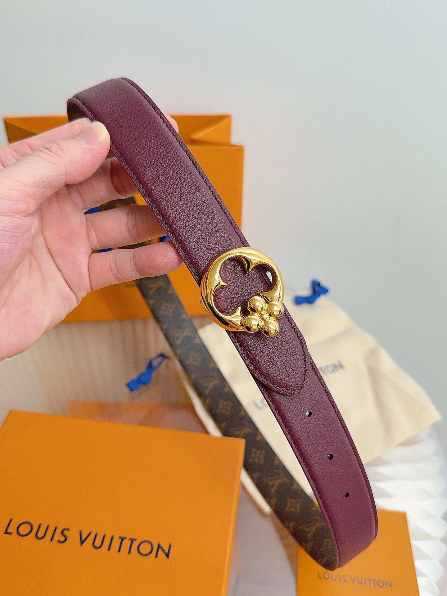 特p15130 Louis Vuitton(ルイ・ヴィトン / LV) レディース洗練されたベルト、 リバーシブルデザイン、ボルドー配クラシックモノグラム、スカートやパンツにベルトよく合います、仕上げのディテール超洗練された、仕様に忠実な小型スタッズ! 幅3.0cm