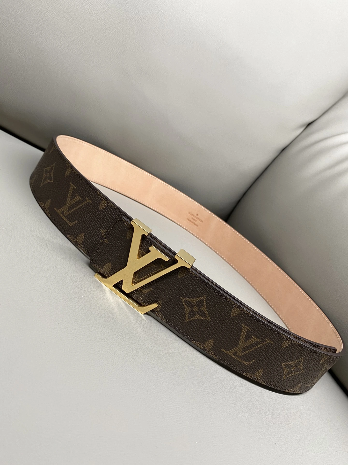 特P15120 Louis Vuitton(ルイ・ヴィトン / LV) フルセットパッケージ 40mm幅 一体成型仕様メタルパーツスチールバックル、工場仕様レザー リバーシブル工場特注生地。、リバーシブル使用!一般流通品とは異なる仕様