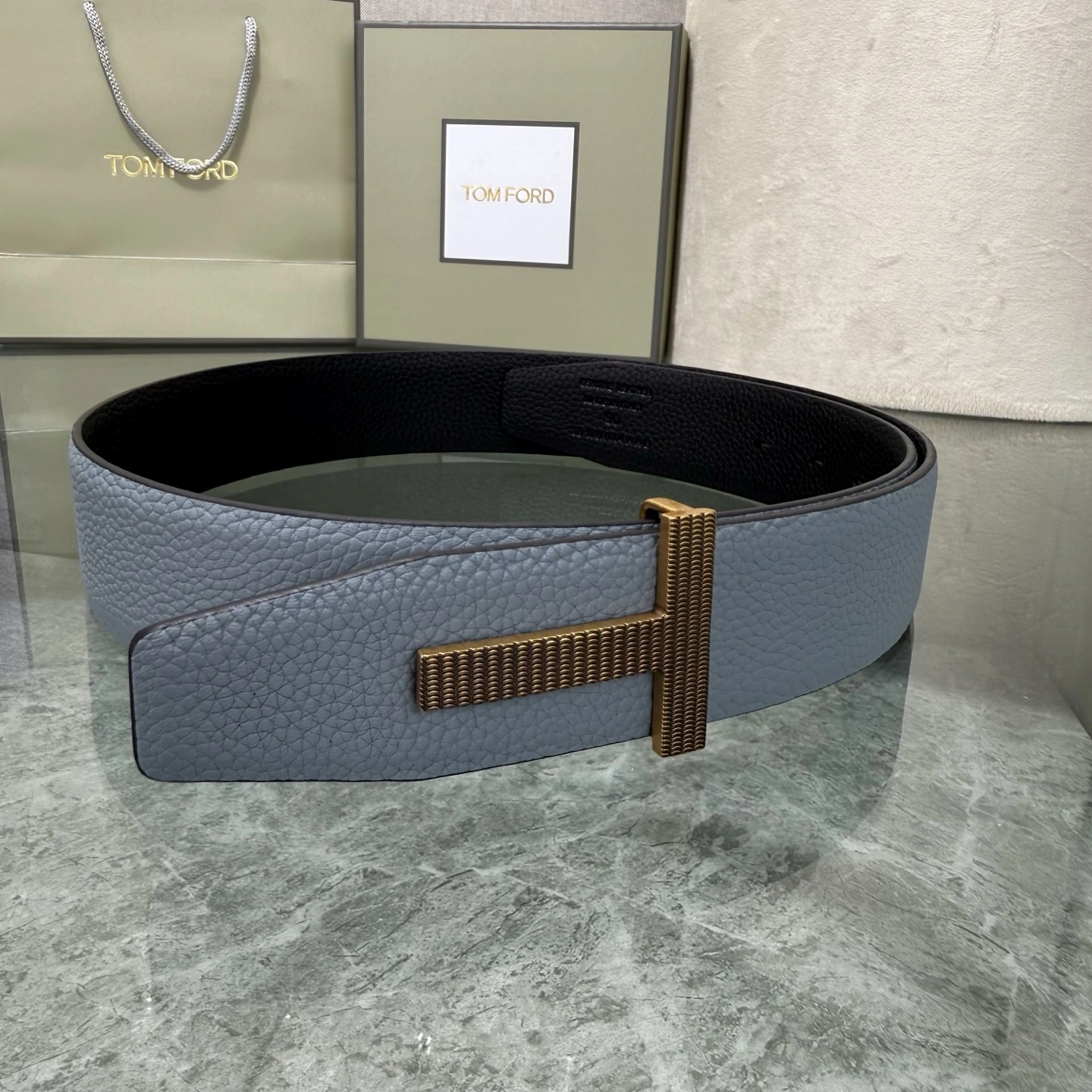 特p15150 Tom Ford(トム フォード)最新の人気モデル両面トップグレインレザーブティック同型3.8幅新作が登場、オリジナル仕様の本革、組み合わせ真鍮バックル、エレガント、上品使いやすい。転載ありがとうございます