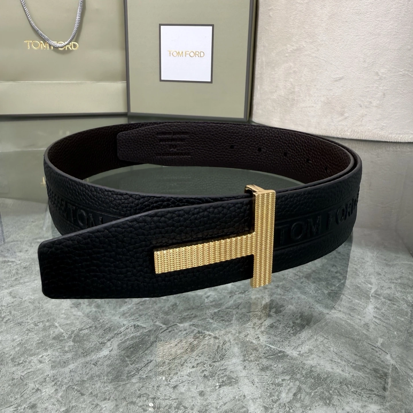 特p15150 Tom Ford(トム フォード)最新の人気モデル両面トップグレインレザーブティック同型3.8幅新作が登場、オリジナル仕様の本革、組み合わせ真鍮バックル、エレガント、上品使いやすい。転載ありがとうございます