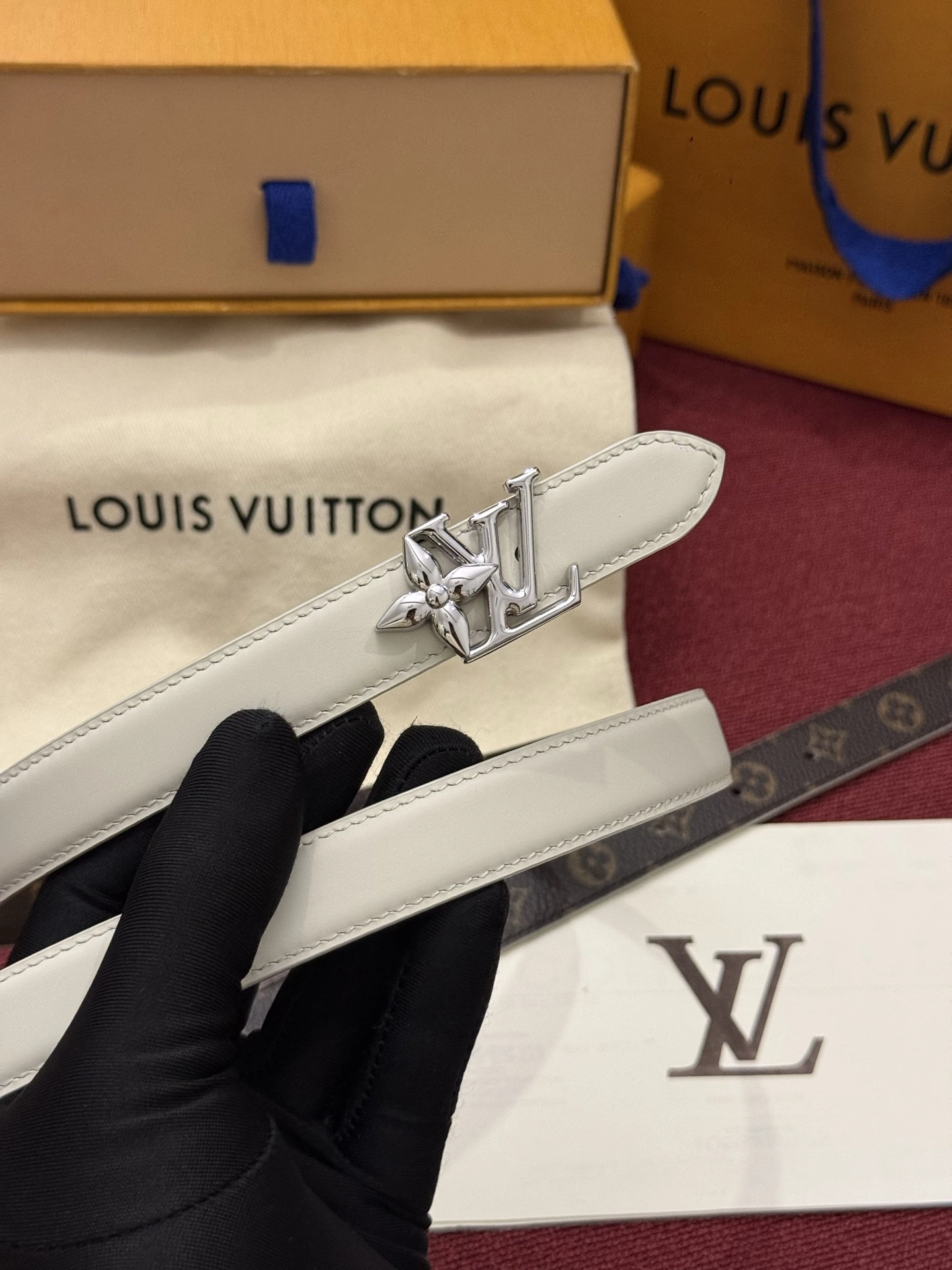 特p15130 2.0 Louis Vuitton(ルイ・ヴィトン / LV) Bloomベルト定番になりそうなLouis Vuitton(ルイ・ヴィトン / LV)クラシックな一品。目を引くバックル巧みに融合了Louis Vuitton(ルイ・ヴィトン / LV)ロゴとMonogramフラワー柄の要素、さらにゴールドメタル素材丁寧に仕上げています。リバーシ