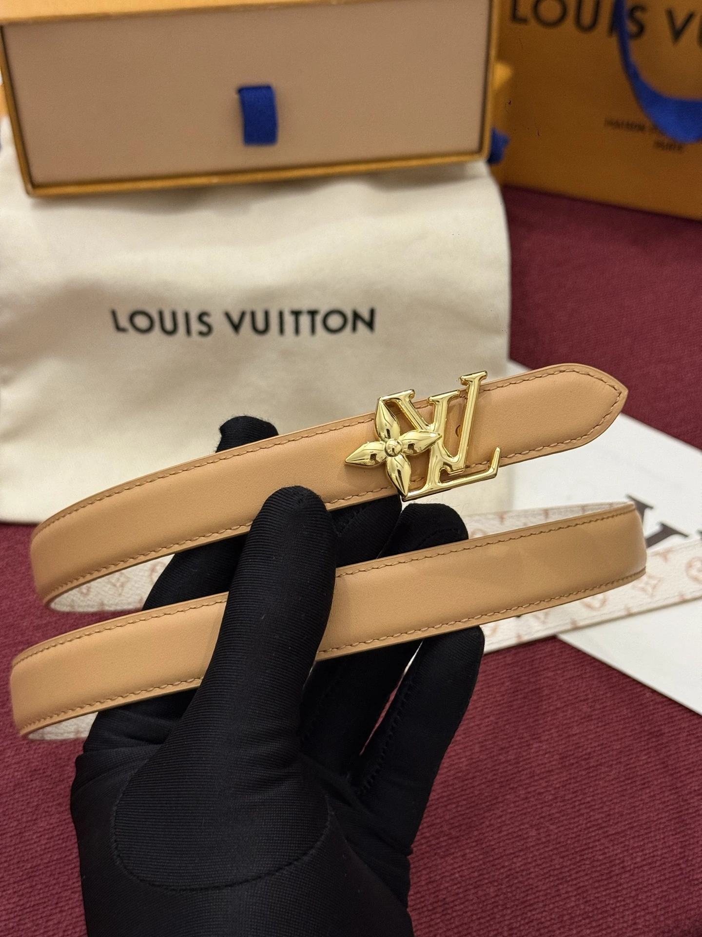 特p15130 2.0 Louis Vuitton(ルイ・ヴィトン / LV) Bloomベルト定番になりそうなLouis Vuitton(ルイ・ヴィトン / LV)クラシックな一品。目を引くバックル巧みに融合了Louis Vuitton(ルイ・ヴィトン / LV)ロゴとMonogramフラワー柄の要素、さらにゴールドメタル素材丁寧に仕上げています。リバーシ