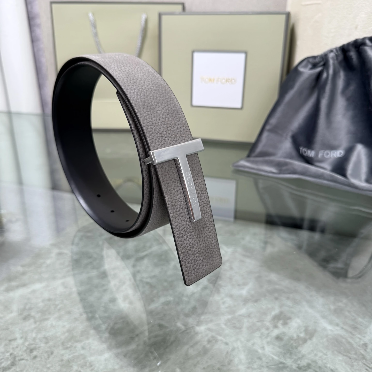 特p15145 Tom Ford(トム フォード)最新の人気モデル両面トップグレインレザーブティック同型3.8幅新作が登場、オリジナル仕様の本革、組み合わせ真鍮バックル、エレガント、上品使いやすい。転載ありがとうございます