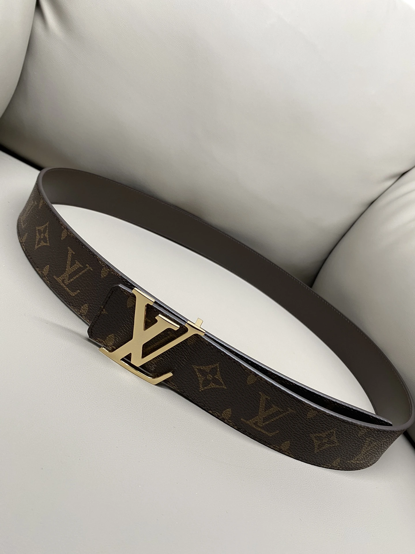 特p15120 Louis Vuitton(ルイ・ヴィトン / LV) フルセットパッケージ 40mm幅 一体成型仕様メタルパーツスチールバックル、工場仕様レザー リバーシブル工場特注生地、 リバーシブル使用!一般流通品とは異なる仕様