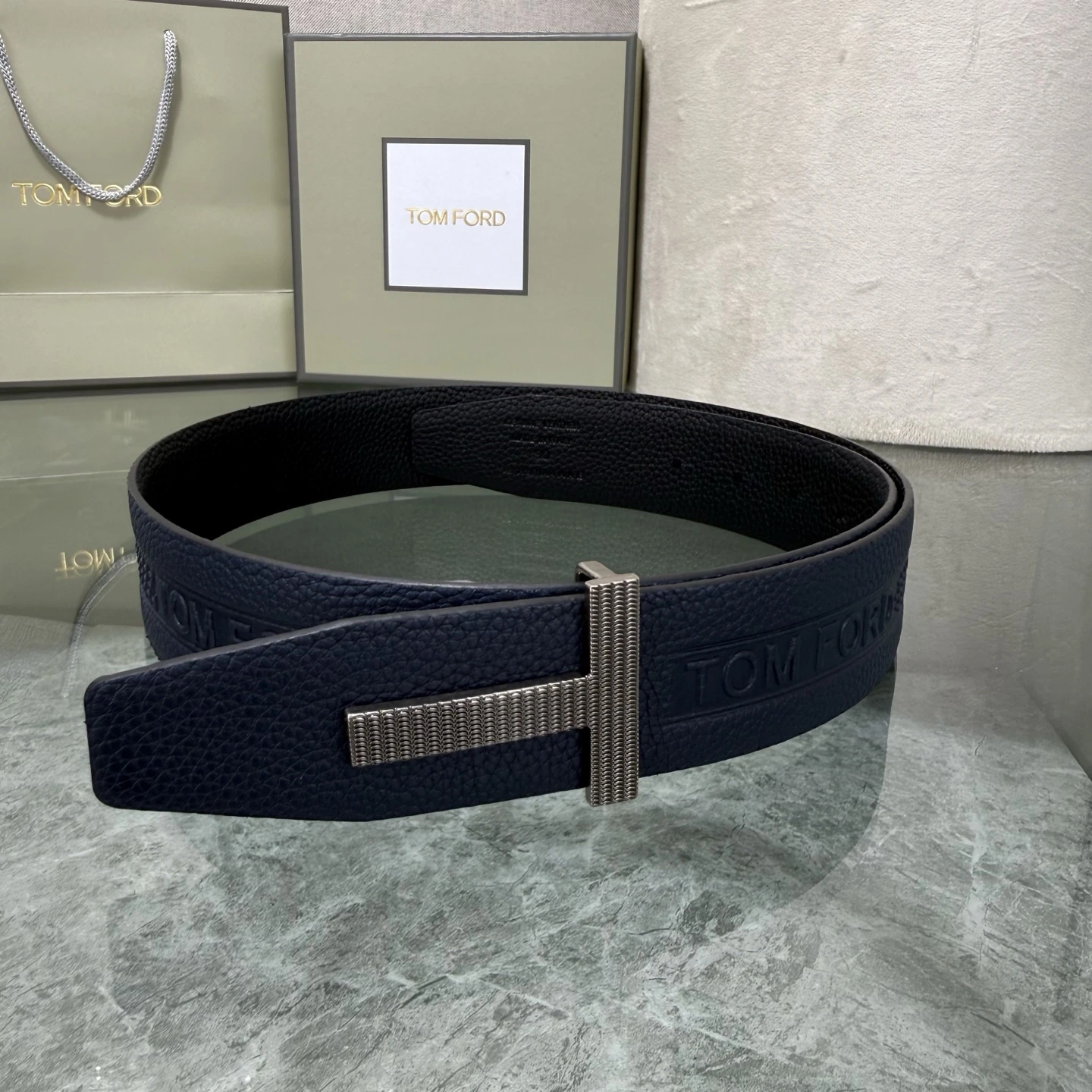 特p15150 Tom Ford(トム フォード)最新の人気モデル両面トップグレインレザーブティック同型3.8幅新作が登場、オリジナル仕様の本革、組み合わせ真鍮バックル、エレガント、上品使いやすい。転載ありがとうございます