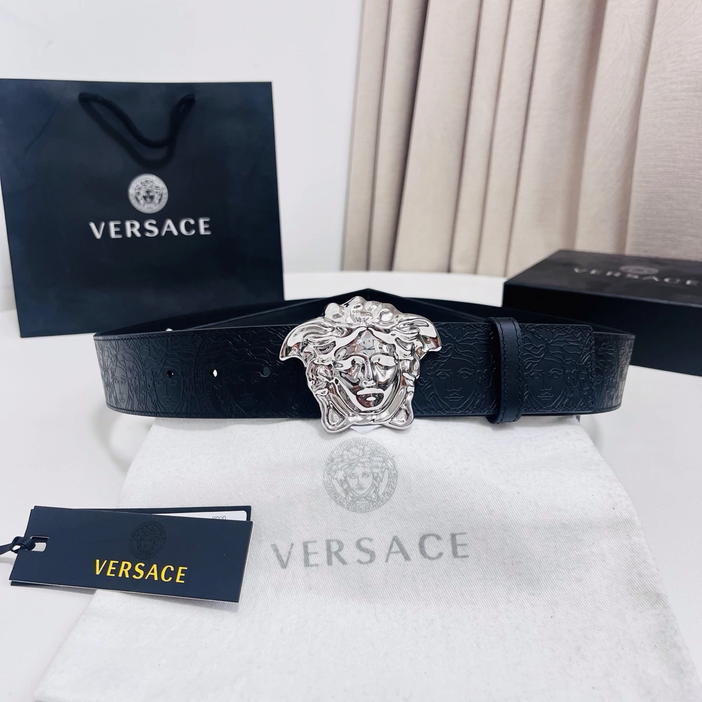 特p15120 Versace(ヴェルサーチェ)、新作エンボスベルトを備えた目を引くメドゥーサヘッドバックル、どんなコーデにも立体感のある上品なアクセントを添えます。4.0cm幅