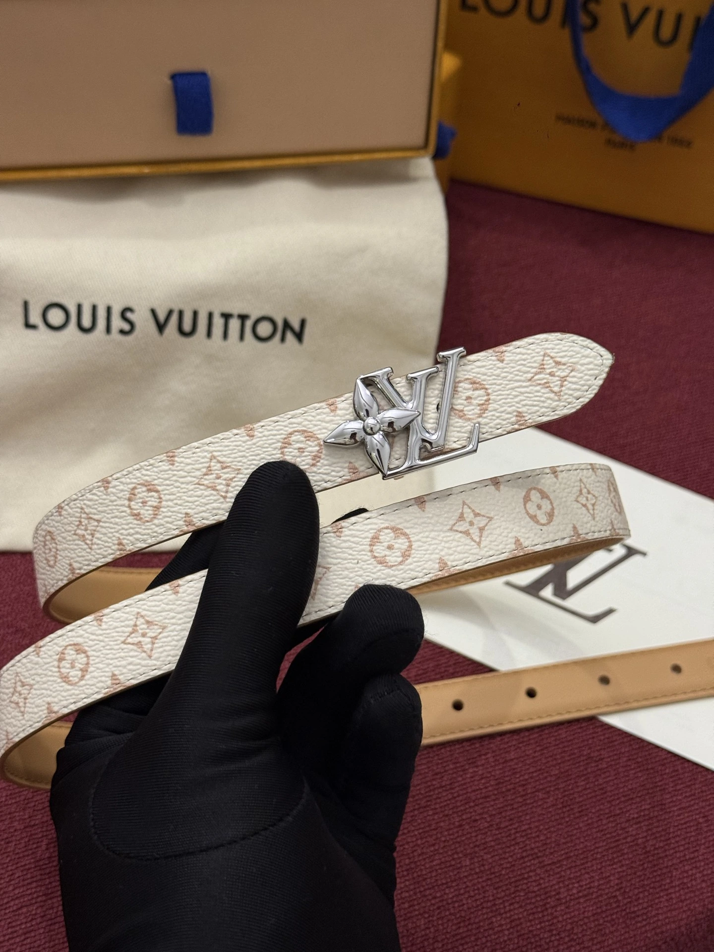 特p15130 2.0 Louis Vuitton(ルイ・ヴィトン / LV) Bloomベルト定番になりそうなLouis Vuitton(ルイ・ヴィトン / LV)クラシックな一品。目を引くバックル巧みに融合了Louis Vuitton(ルイ・ヴィトン / LV)ロゴとMonogramフラワー柄の要素、さらにゴールドメタル素材丁寧に仕上げています。リバーシ