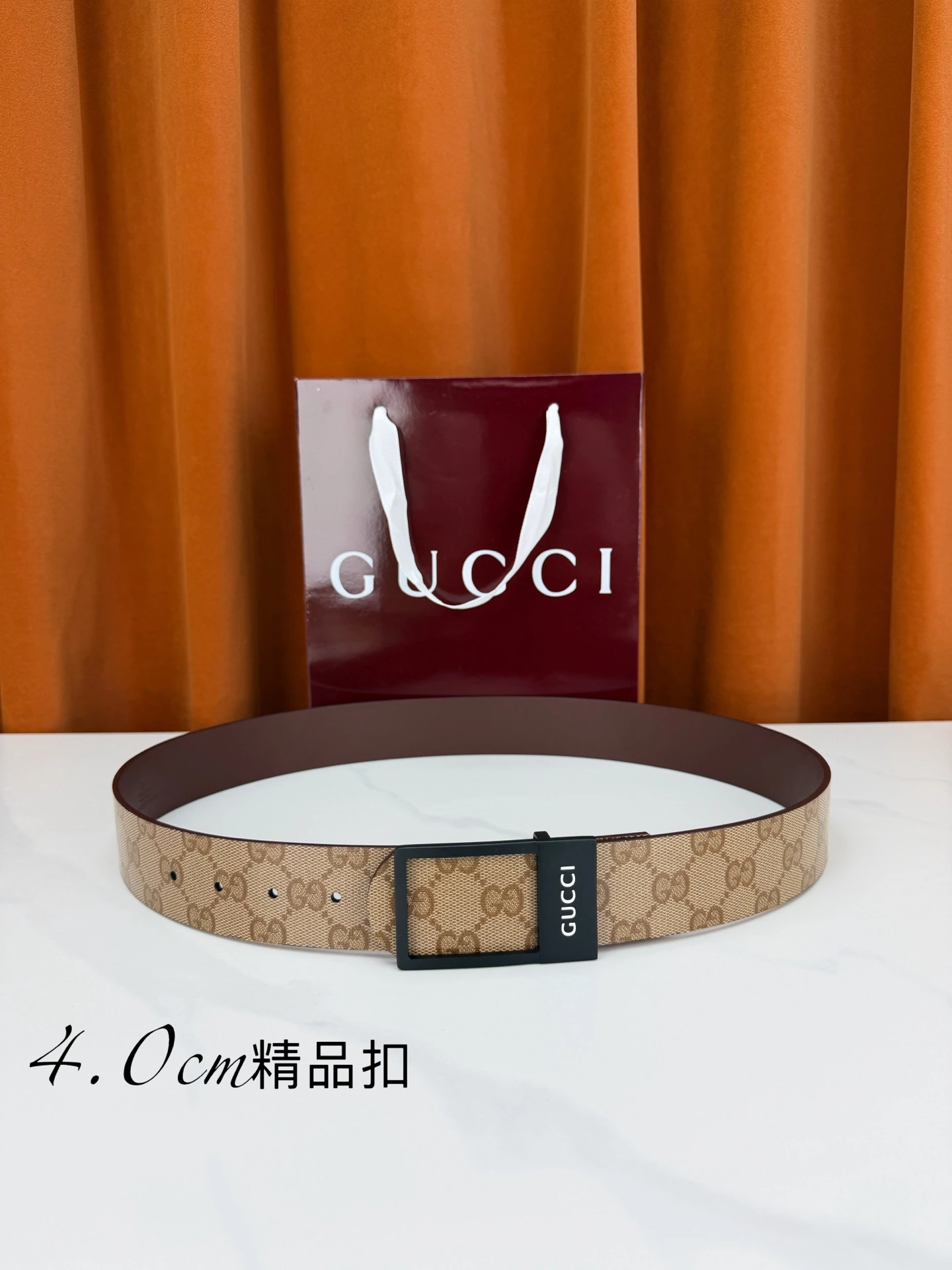 特p15140 Gucci(グッチ) 幅4.0cm フックバックルベルト、リバーシブル使用、カーキブラウン双Gクラシックモノグラムコーティングファブリック組み合わせ深ブラウンスムースレザー、スクエアバックル刻印Gucci(グッチ)ロゴ、ゴールド・シルバー・ブラックの3色選択可能、酒红ギフトボックスリボン付きギフト仕様モデル、エレガントで合わせやすい
