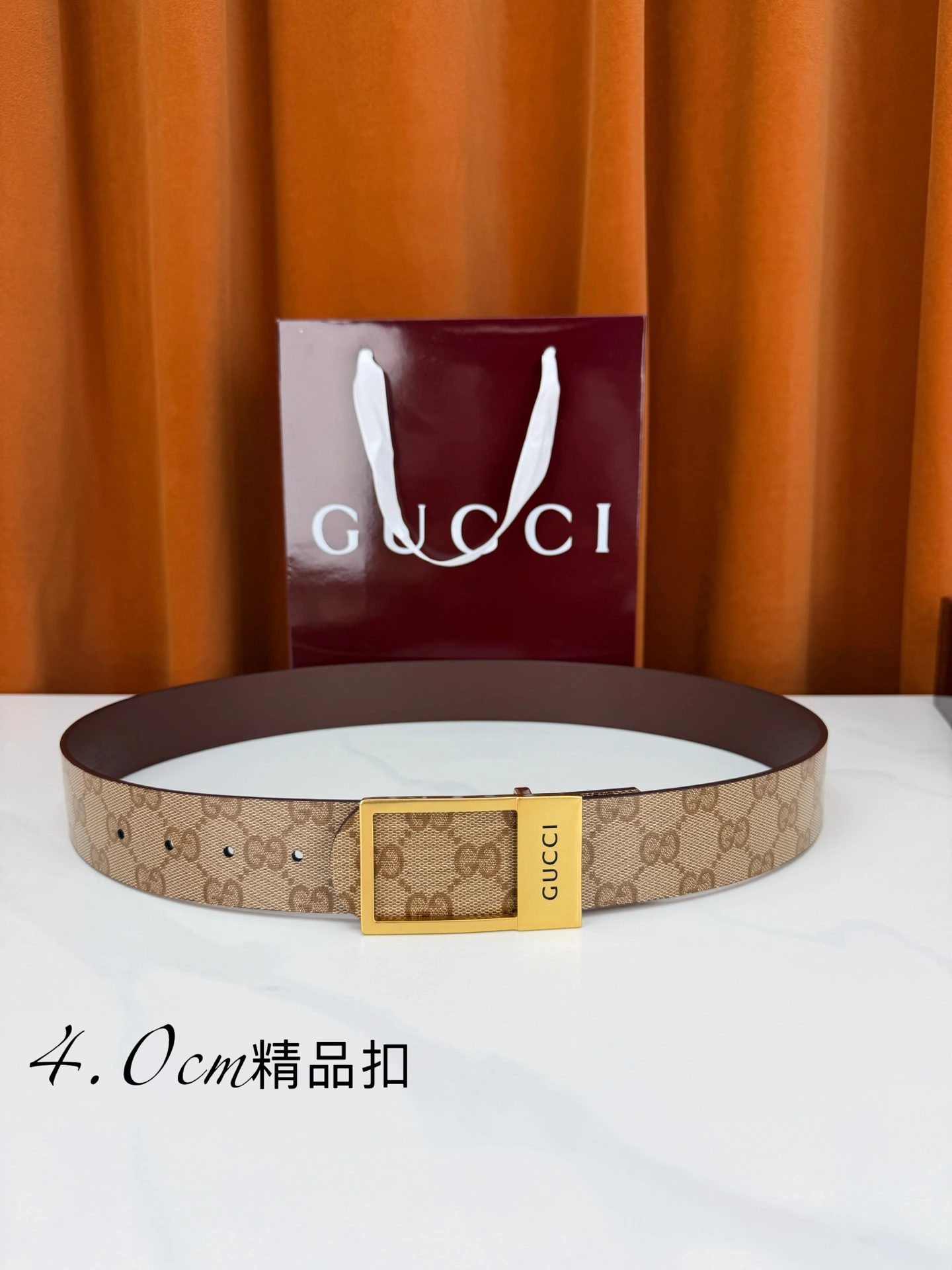 特p15140 Gucci(グッチ) 幅4.0cm フックバックルベルト、リバーシブル使用、カーキブラウン双Gクラシックモノグラムコーティングファブリック組み合わせ深ブラウンスムースレザー、スクエアバックル刻印Gucci(グッチ)ロゴ、ゴールド・シルバー・ブラックの3色選択可能、酒红ギフトボックスリボン付きギフト仕様モデル、エレガントで合わせやすい