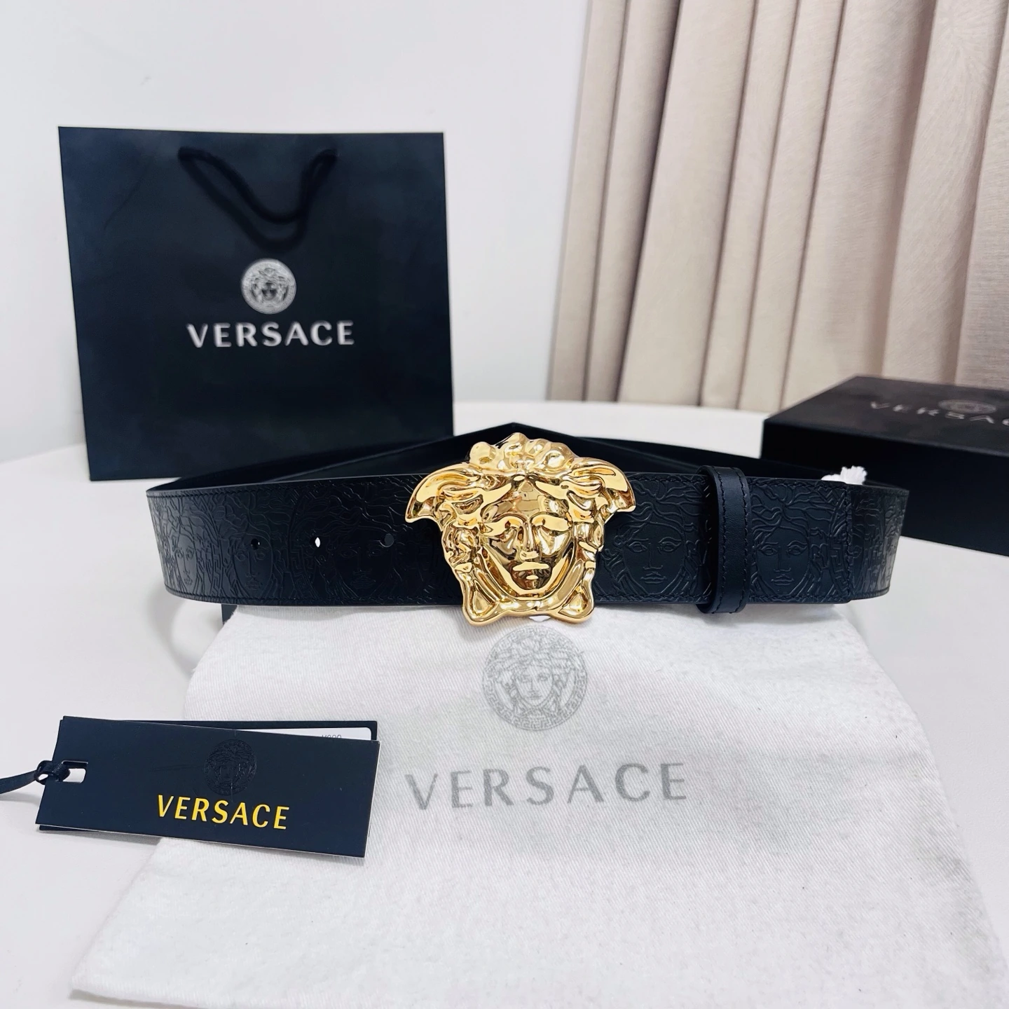 特p15120 Versace(ヴェルサーチェ)、新作エンボスベルトを備えた目を引くメドゥーサヘッドバックル、どんなコーデにも立体感のある上品なアクセントを添えます。4.0cm幅