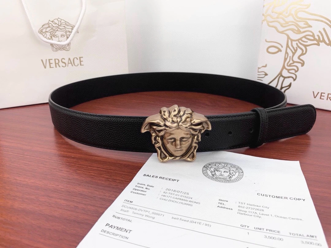 特p15150 幅4.0cm Versace(ヴェルサーチェ)新作パール調型押しレザーの裏面/リバーシブルトップグレインレザー :柔らかな手触り、このベルトを備えた目を引くメドゥーサヘッドバックル、どんなコーデにも立体感のある上品なアクセントを添えます