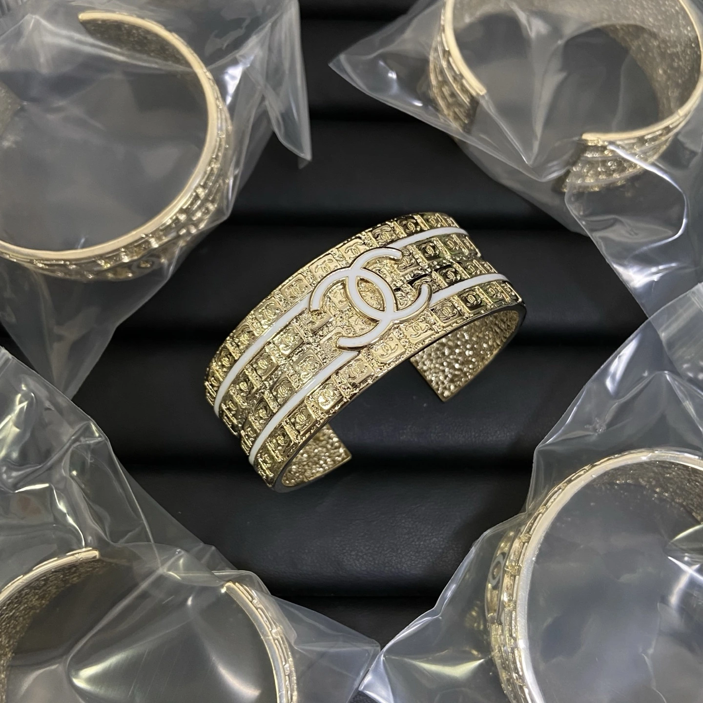 Chanel(シャネル / Chanel)Chanel(シャネル / Chanel)ホワイトエナメルダブルCブレスレット入荷