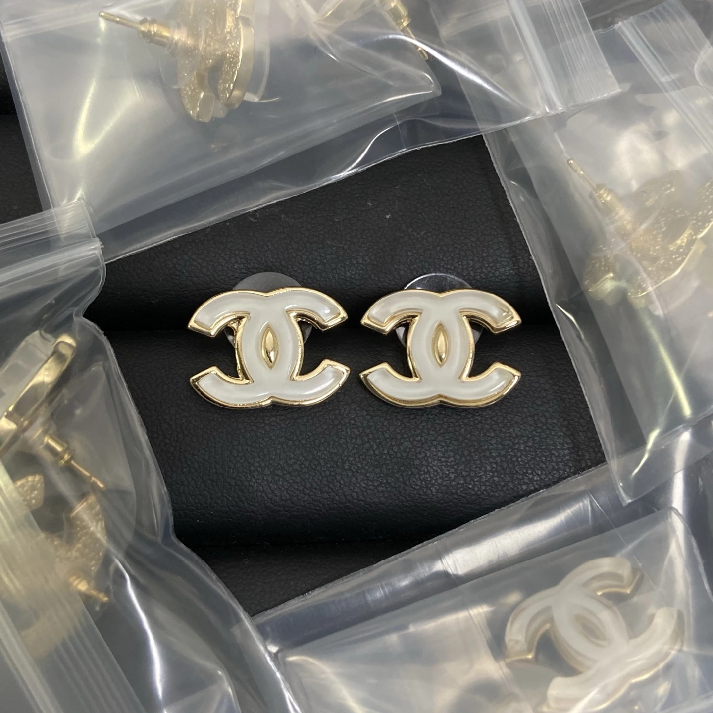 Chanel(シャネル / Chanel)Chanel(シャネル / Chanel)新作ホワイト双Cガラスピアス入荷