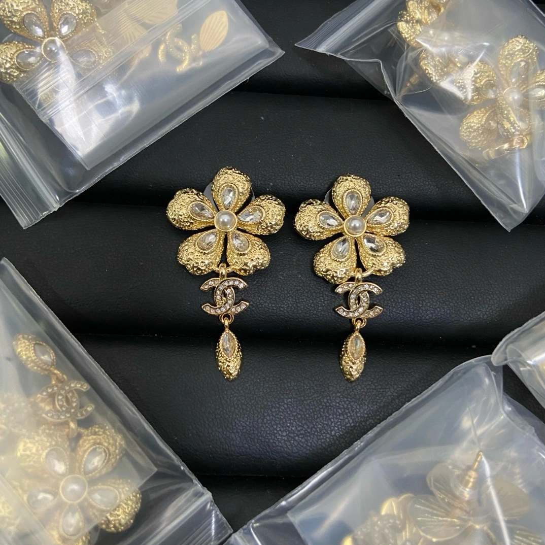Chanel(シャネル / Chanel)Chanel(シャネル / Chanel)ホットスタンプダブルCフラワーピアス入荷