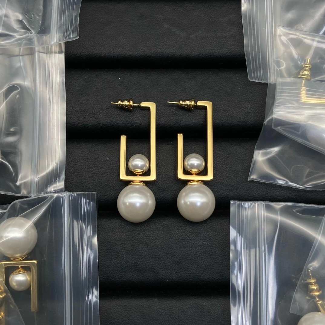 迪家方形パールピアス入荷