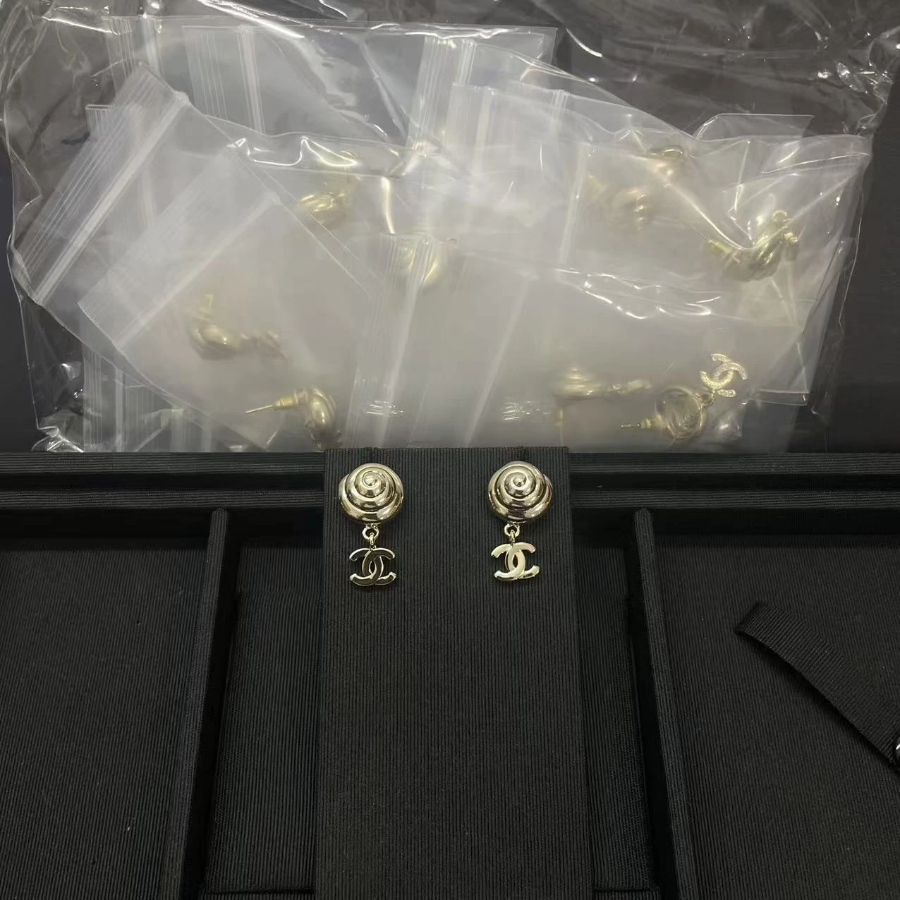 Chanel(シャネル / Chanel)Chanel(シャネル / Chanel)新作鏡面海螺双cピアス