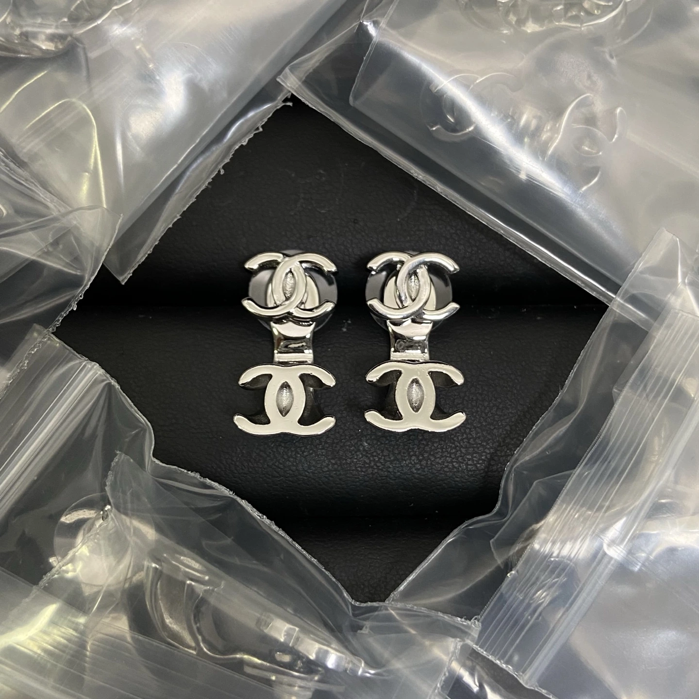 Chanel(シャネル / Chanel)Chanel(シャネル / Chanel)新作25sダブルCピアス入荷(2️⃣色)