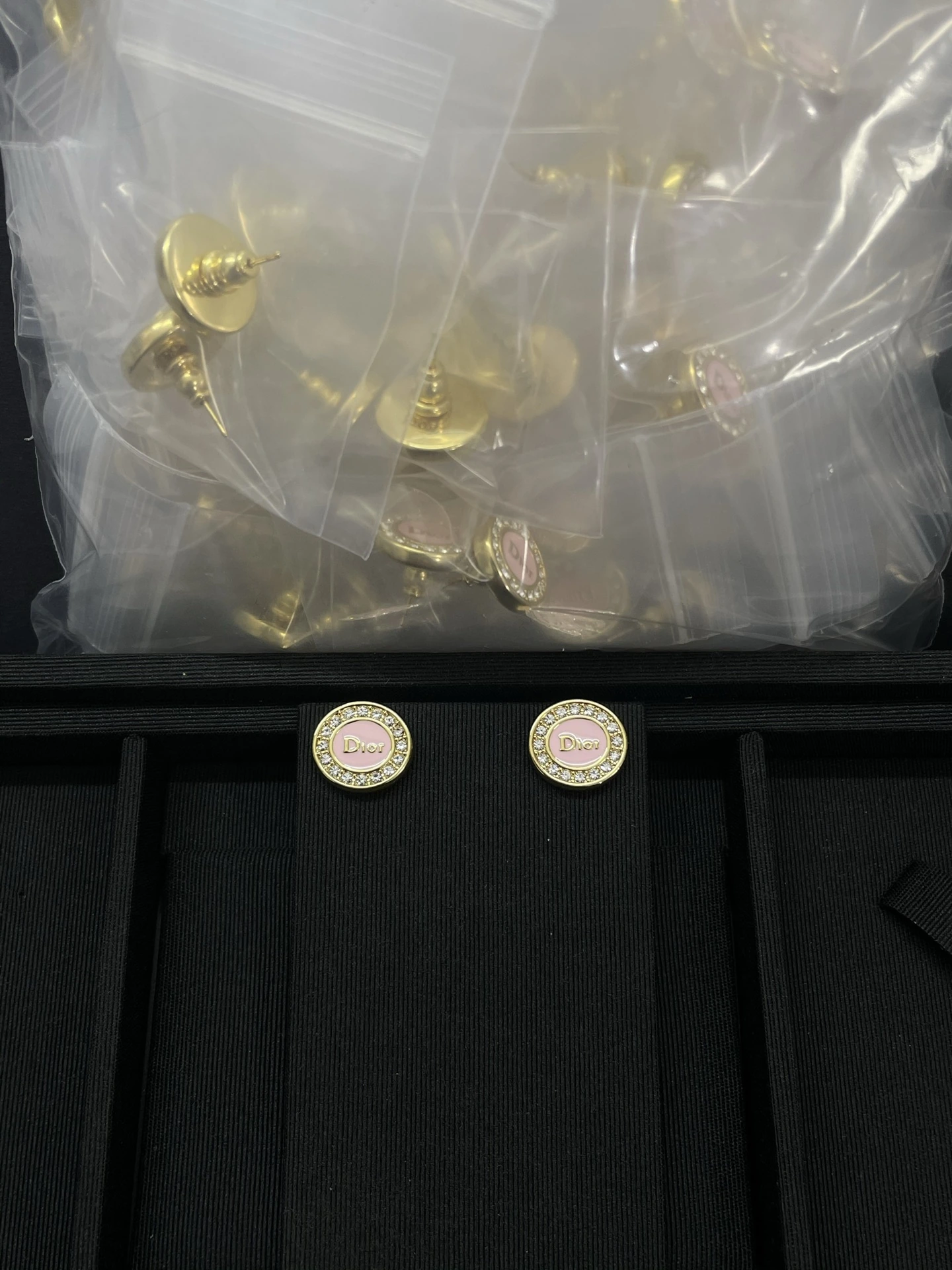 Dior(ディオール / Dior)新作椭ラウンドフルパヴェピンクエナメルレターピアス
