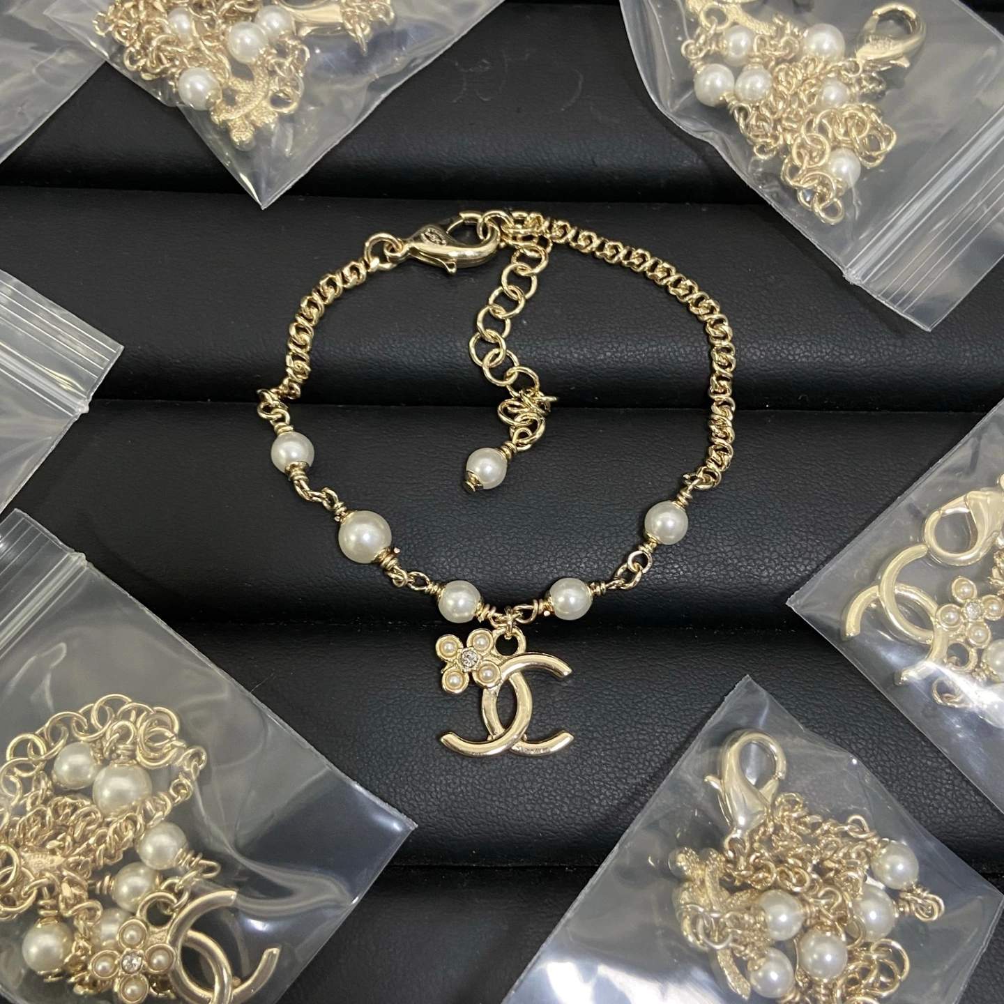 Chanel(シャネル / Chanel)Chanel(シャネル / Chanel)双Cminiフラワーブレスレット入荷