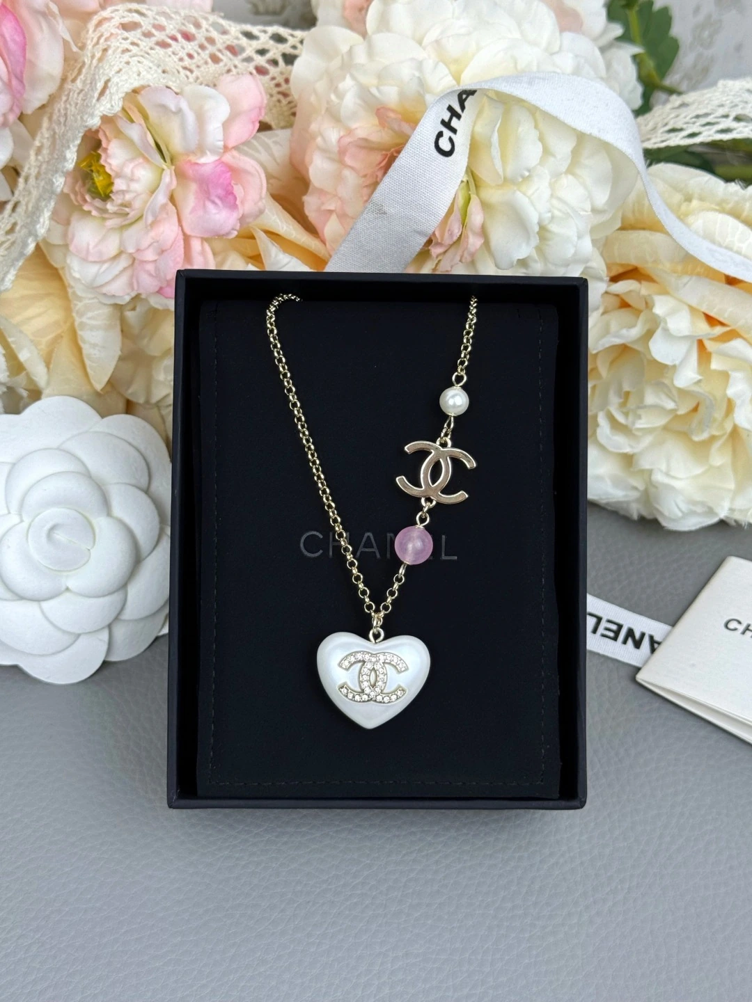Chanel(シャネル / Chanel)Chanel(シャネル / Chanel)Chanel(シャネル / Chanel)人気モデルホワイト树脂ハート双cダイヤモンド留めネックレス
