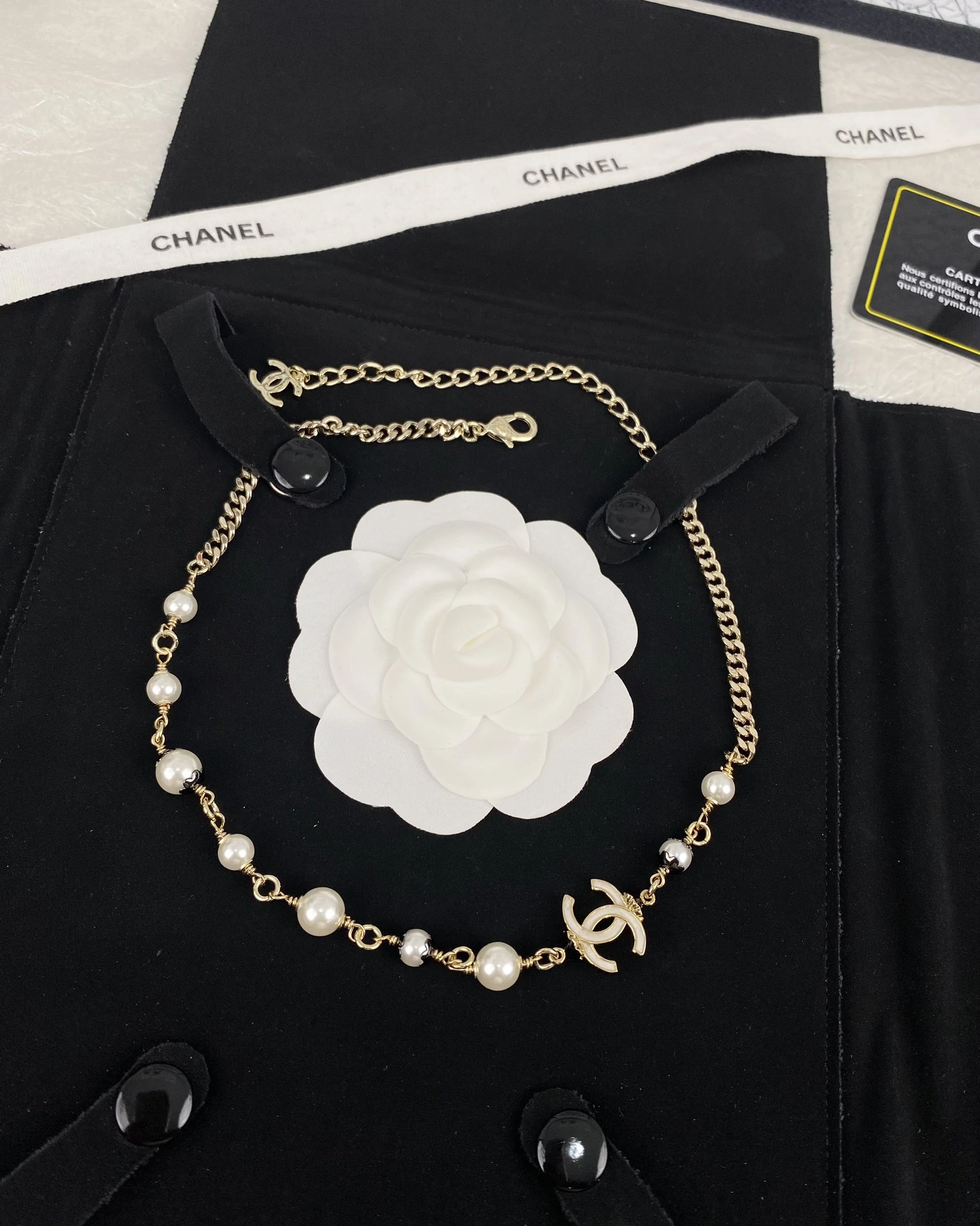 Chanel(シャネル / Chanel)Chanel(シャネル / Chanel)新作 ホワイトCレター エナメル パールネックレス ✨🦋