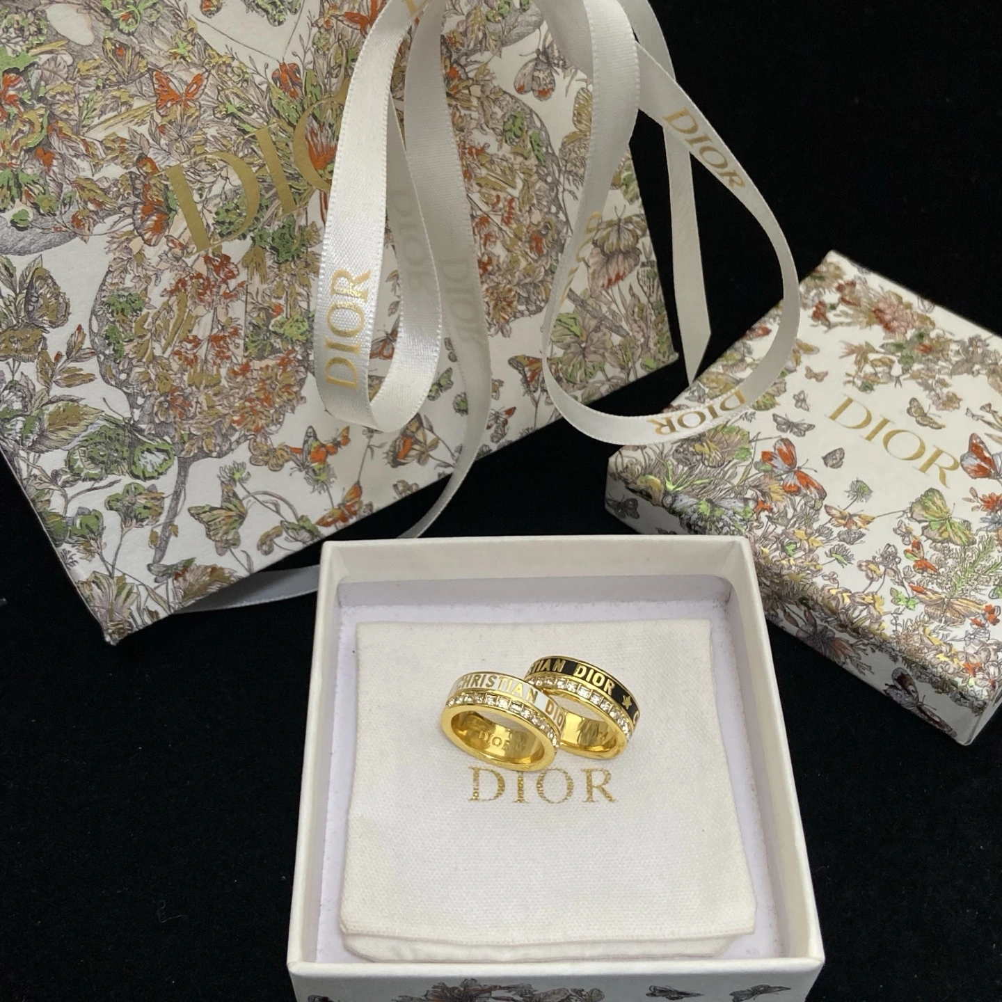 (2️⃣色) 𝐃𝐢𝐨𝐫Dior(ディオール / Dior)CDブラック/ホワイトエナメルレターリング サイズ:𝟔 𝟕 𝟖